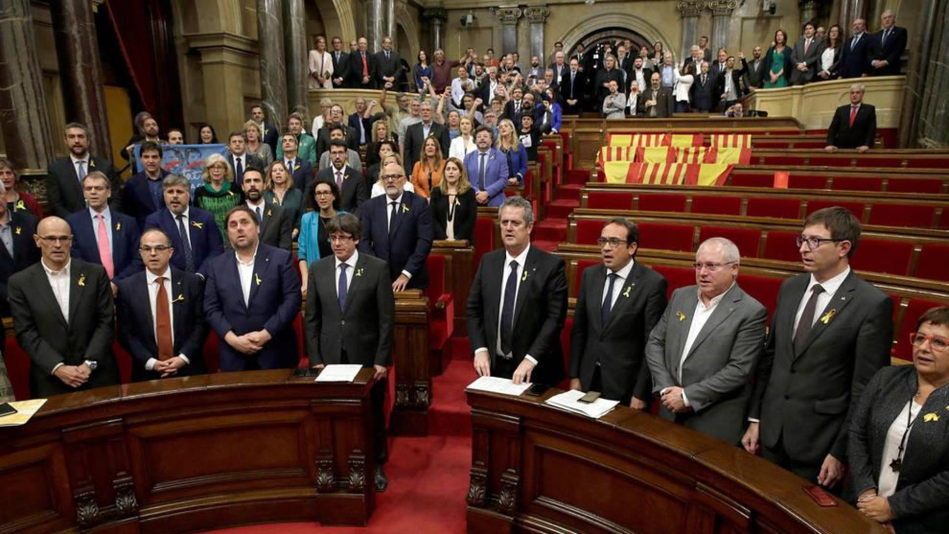 Un Parlament semivacío declara la independencia de Cataluña
