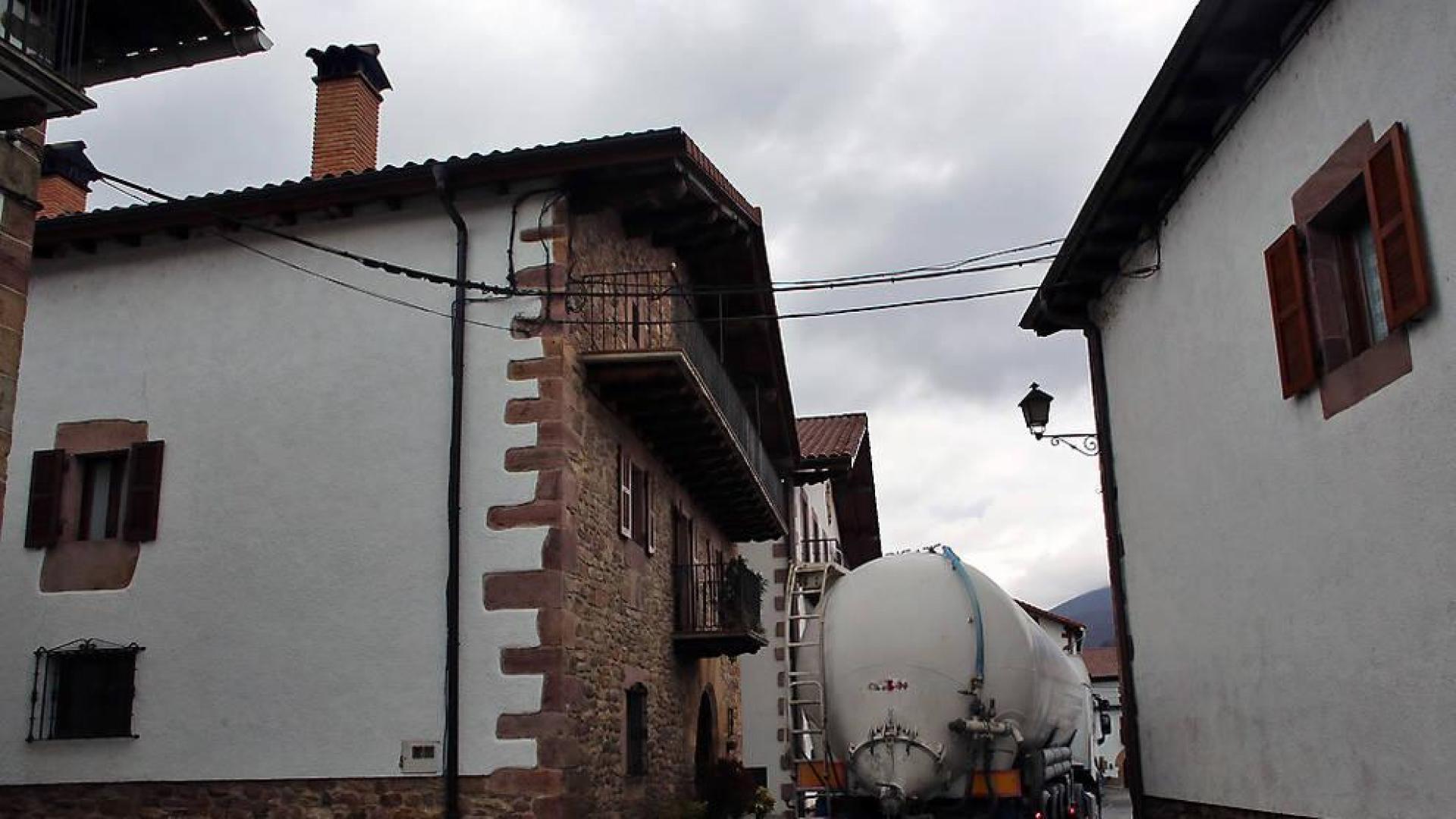 El paso de camiones causa grietas en edificios de la travesía de Arraitz