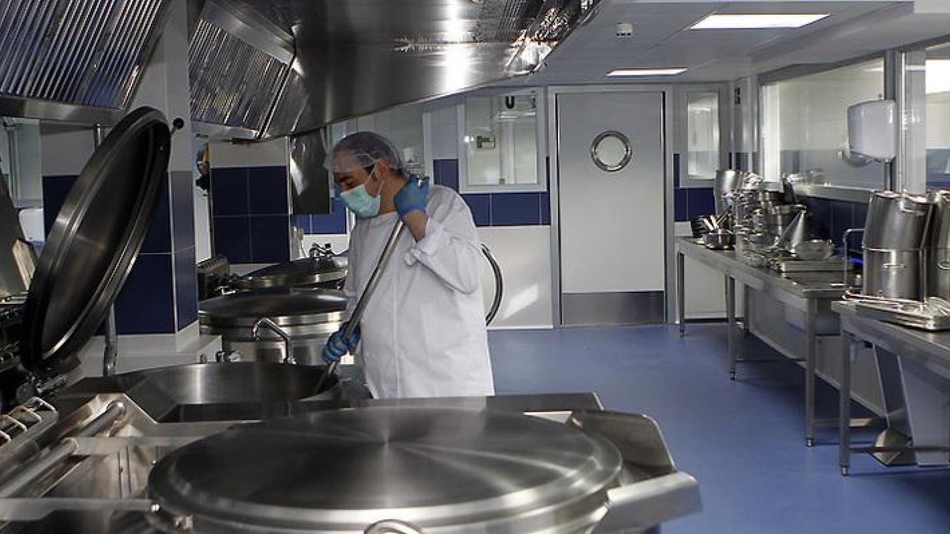 Arranca el relevo en las nuevas cocinas del Hospital con algunos retrasos en las comidas
