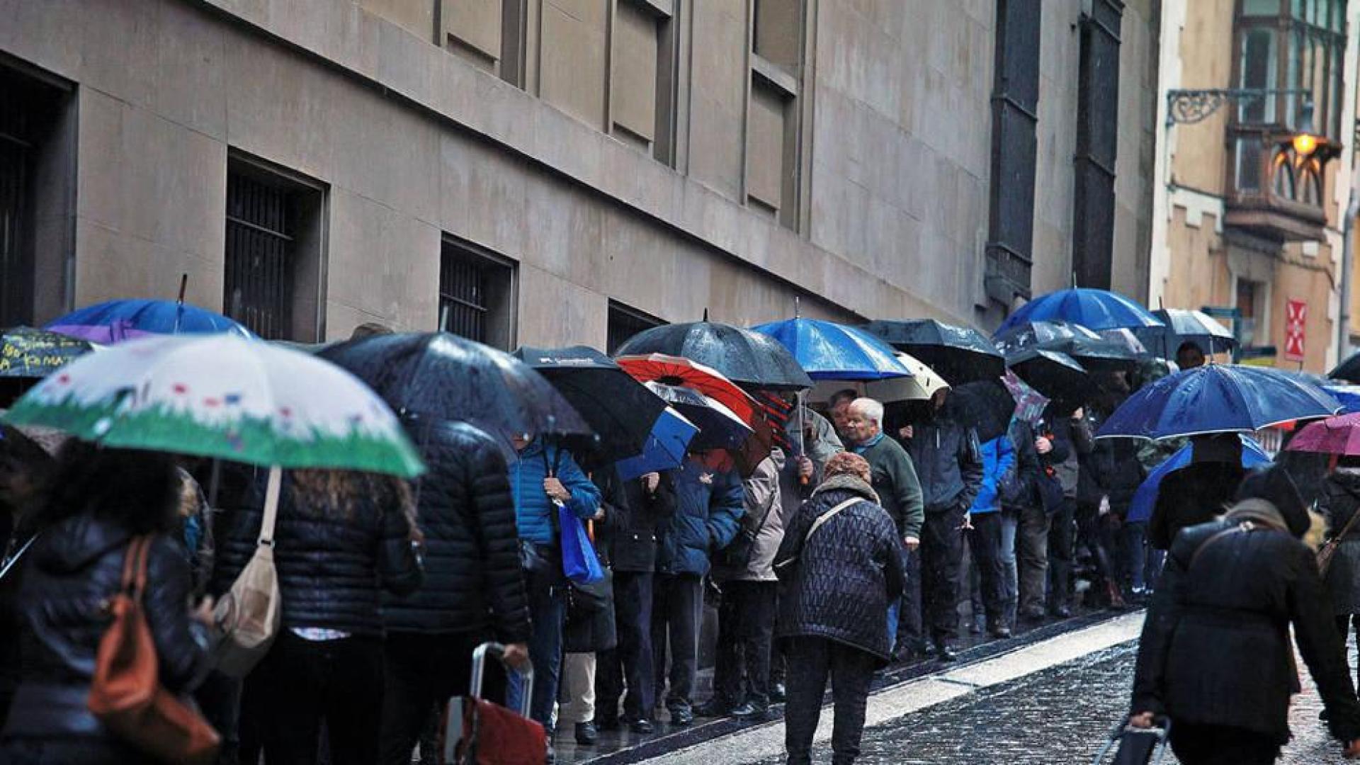 Aguardando al calendario municipal bajo la lluvia