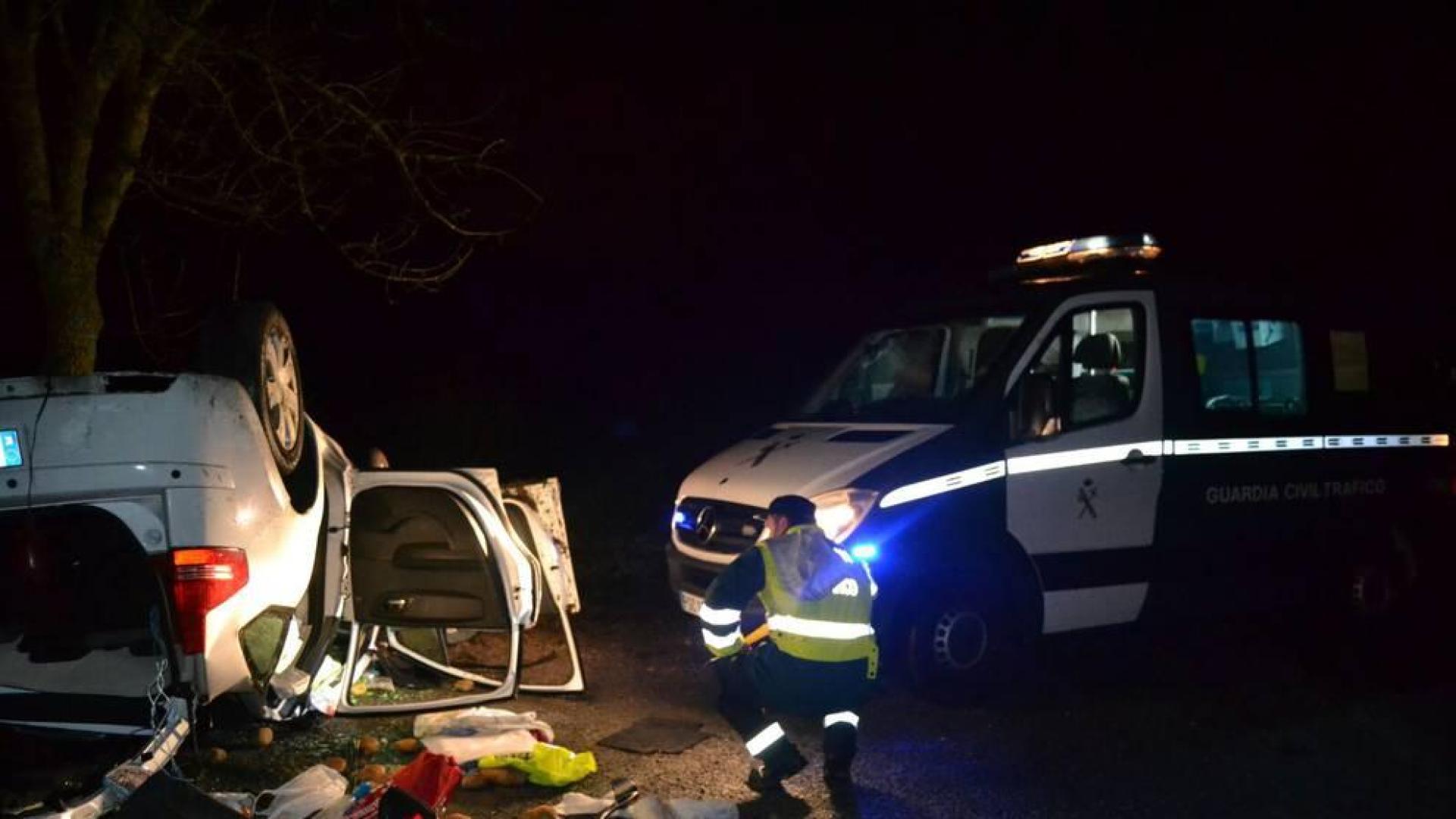 Una conductora, trasladada inconsciente al CHN tras una salida de vía y vuelco del coche