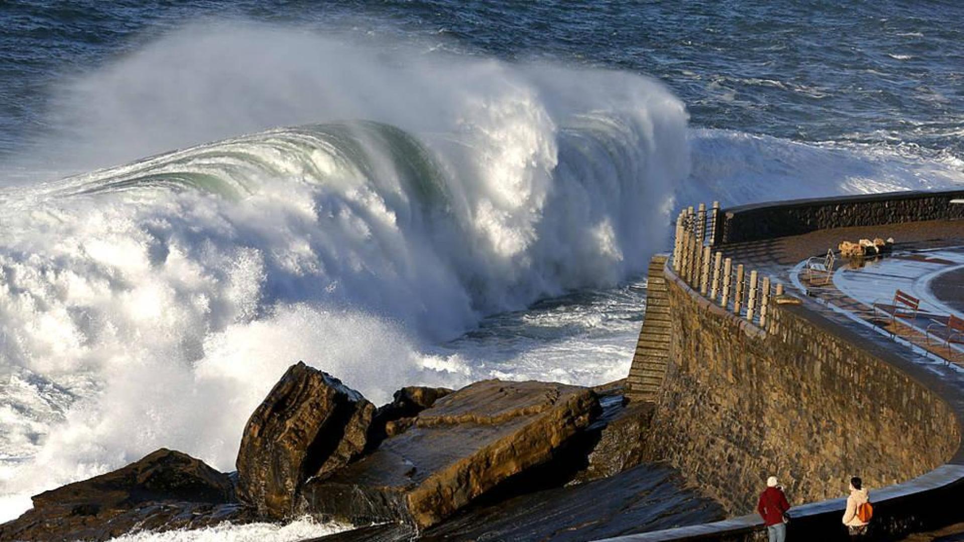 Olas en el Paseo Nuevo de San Sebastián.