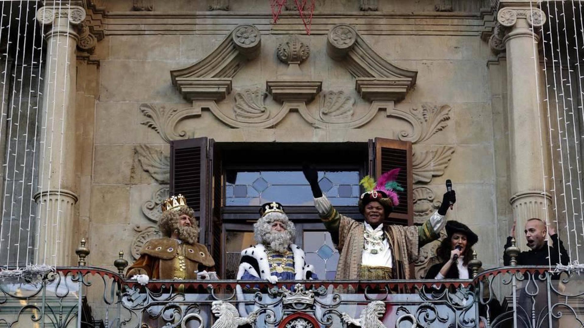Ilusión, colorido y magia en el desfile de la comitiva real por Pamplona.