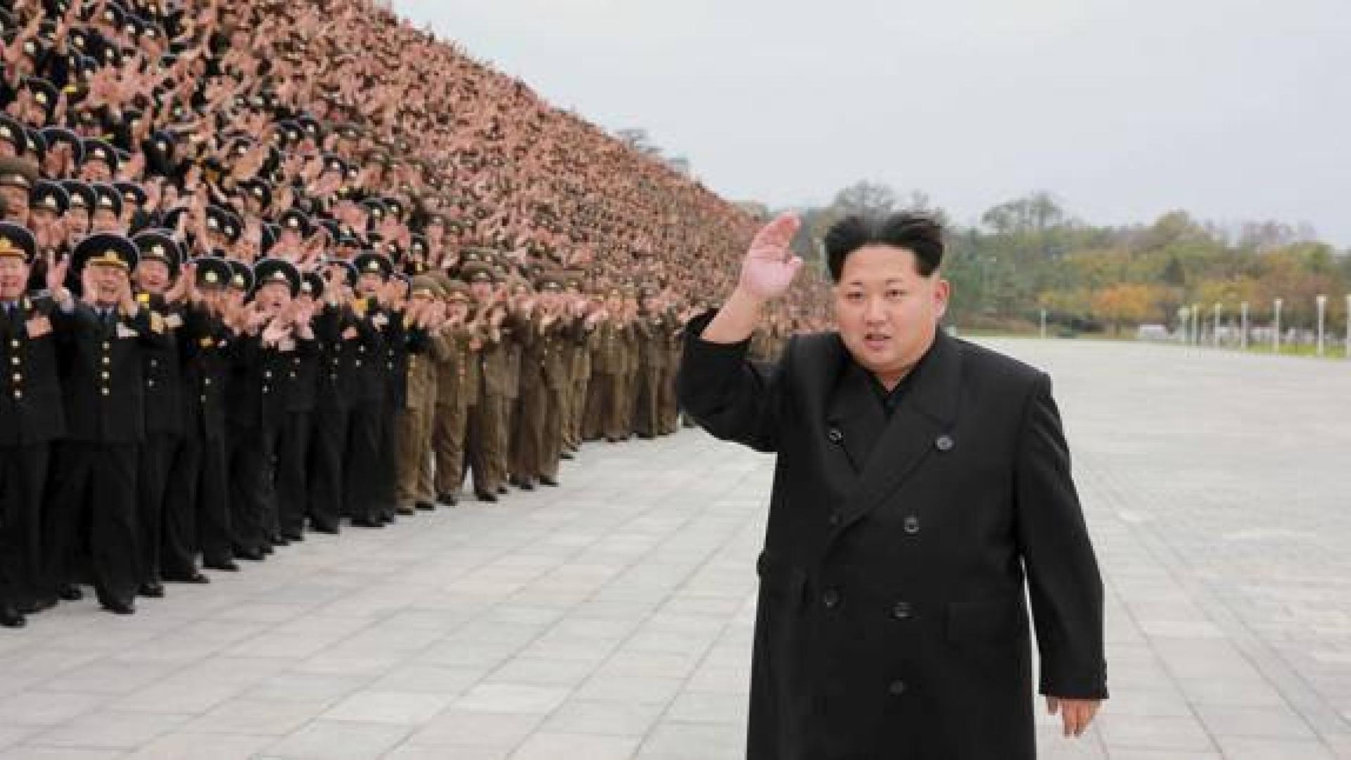 Kim Jong Un, líder de Corea del Norte, posando con militares en Pyongyang.