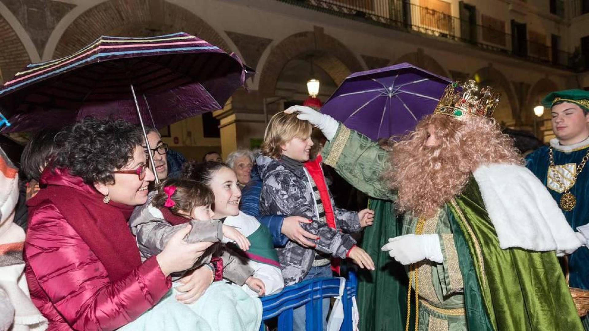 Participaron 800 personas y hubo miles de asistentes pese a la lluvia, reunió miles de asistentes.