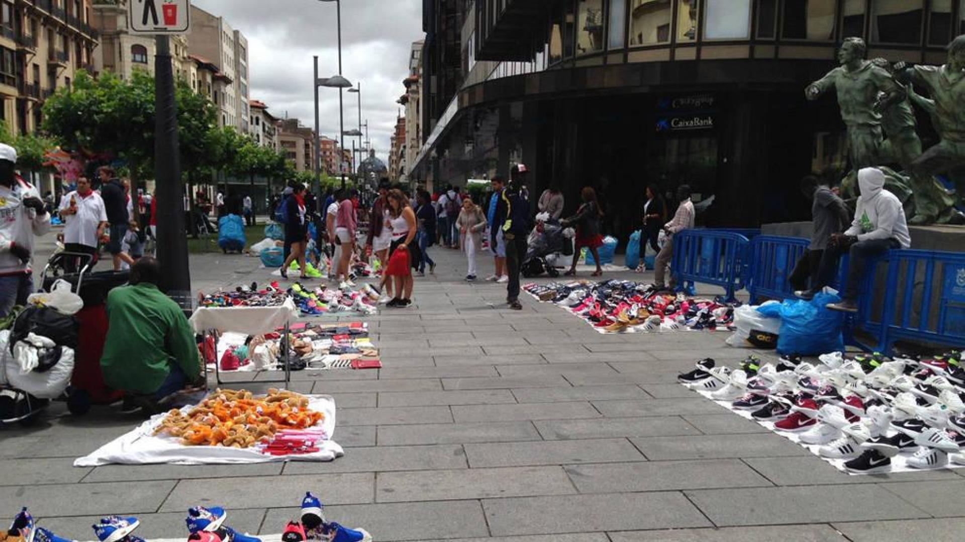 Fuertes críticas por el descontrol del top manta en San Fermín