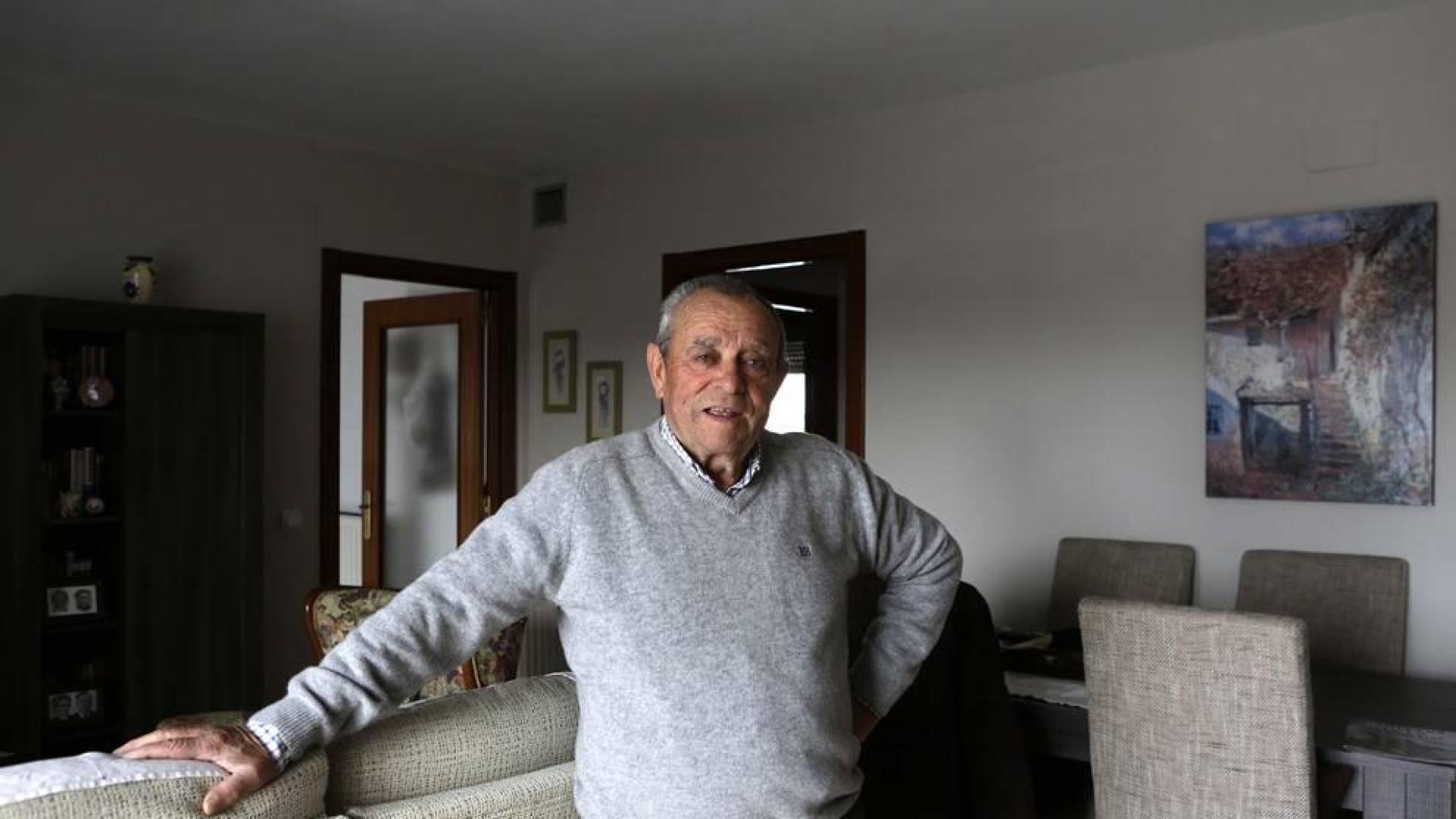 Paulino Rived Murillo, en el salón de su casa.