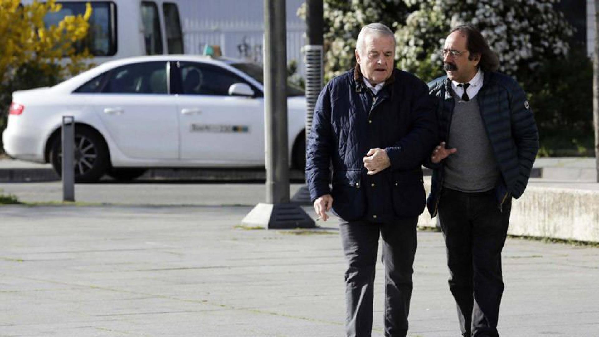 Paxi Izco con su abogado Javier Asiáin