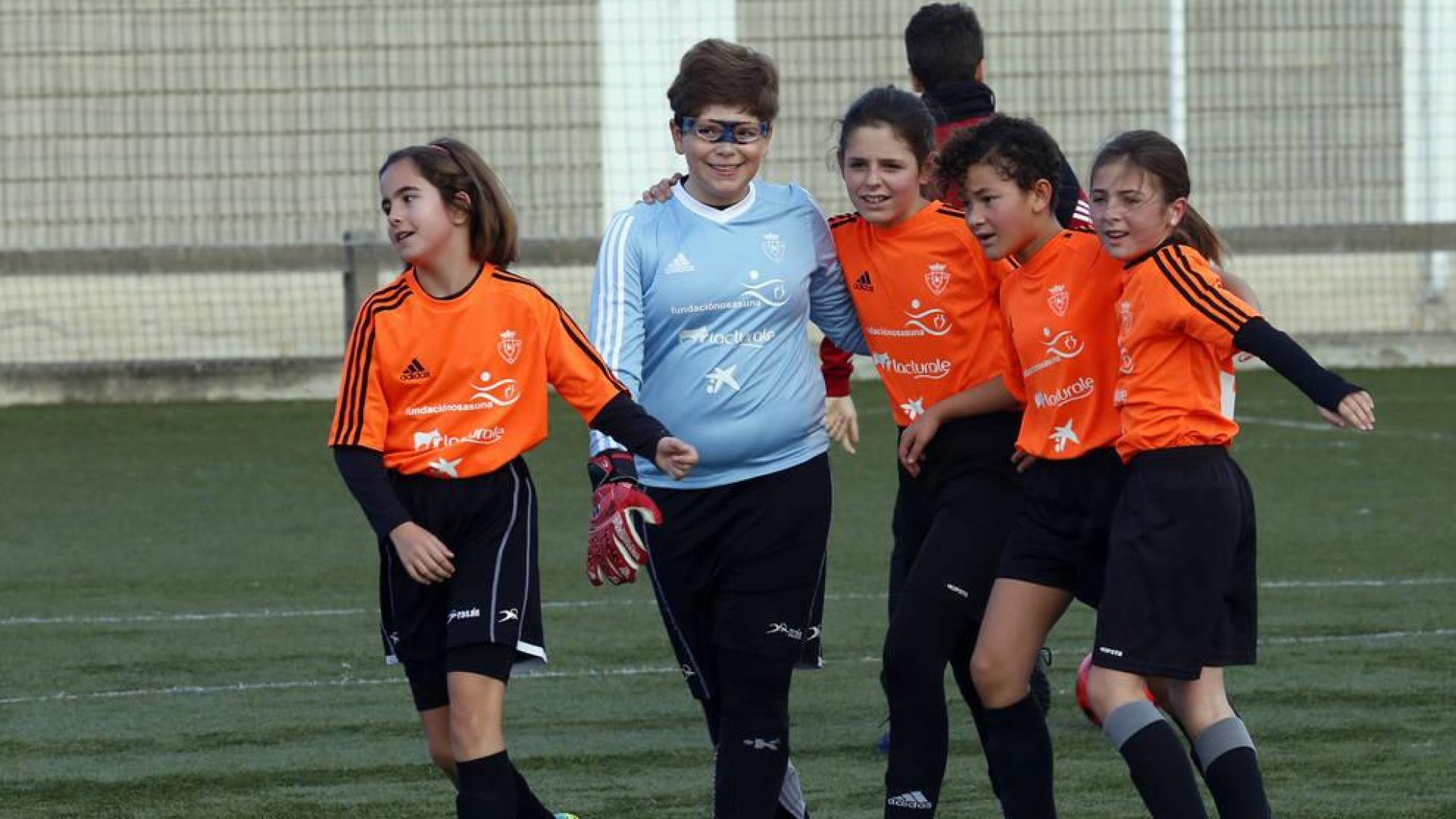 Las jugadoras de La Presentación FESD se abrazan tras lograr el pase a la final ante Sagrado Corazón.