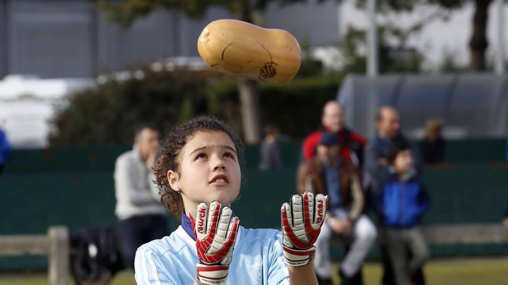 La portera de Ezkaba Anne Ruz Vico eleva por los aires a la calabaza Jeorgi.