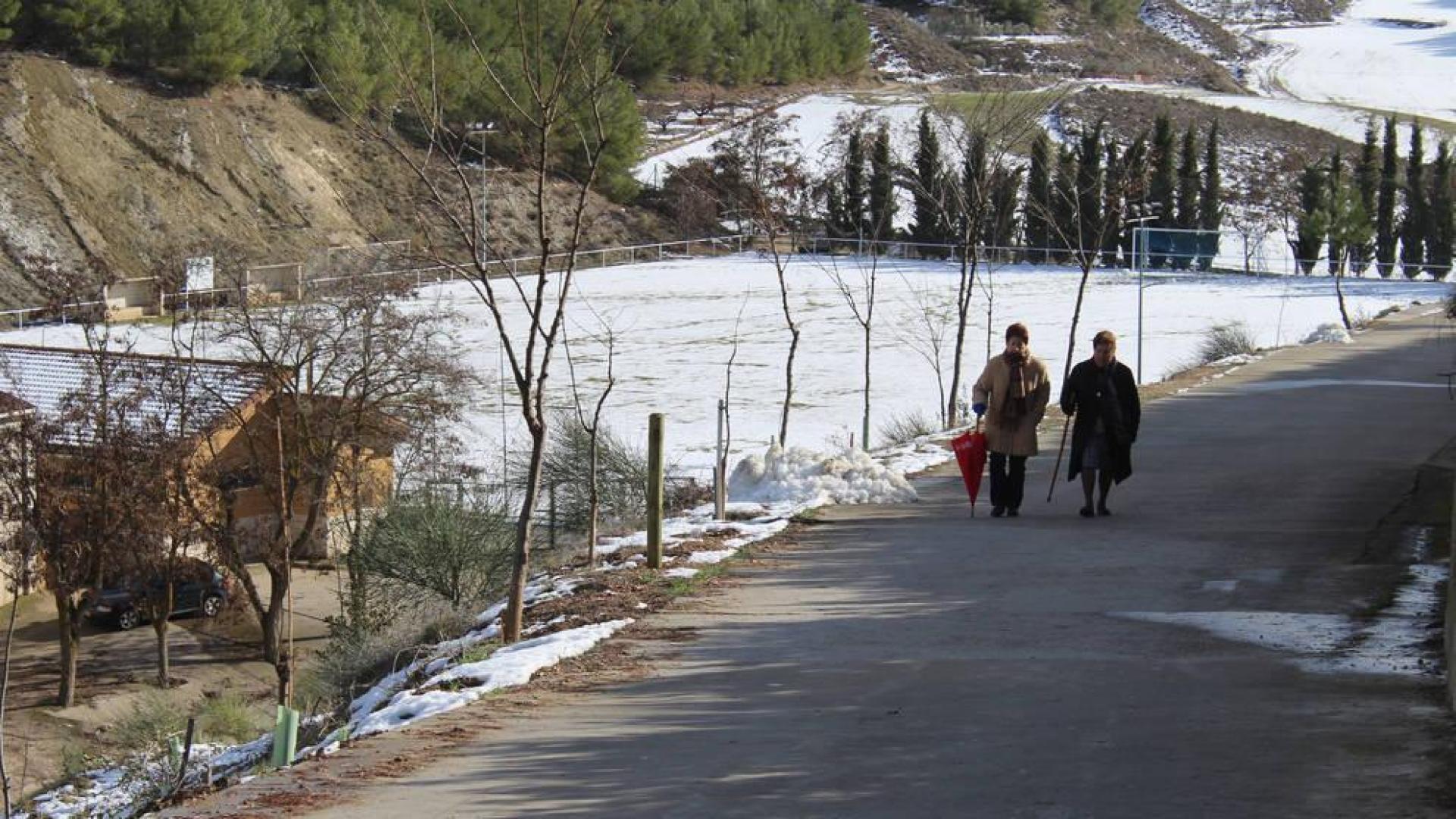 Dos mujeres suben el paseo de la Paticuesta, donde ha comenzado a colocarse una valla de protección.