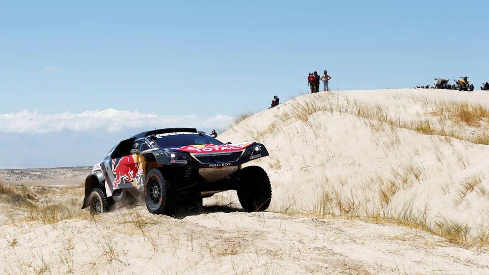 Sainz mantiene a raya a Peterhansel y está más cerca de ganar el Dakar