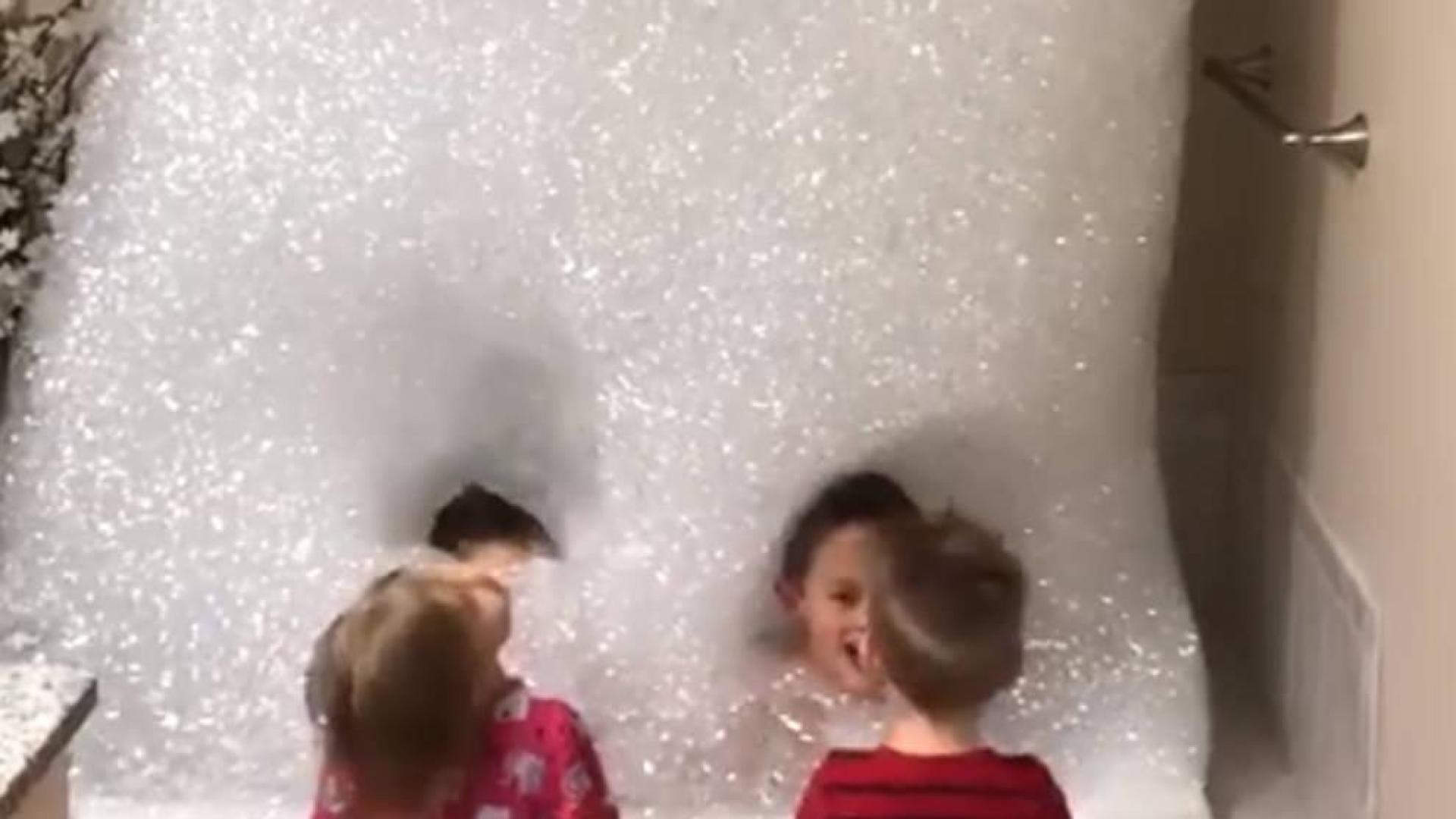 Un padre llena la bañera de espuma y esta acaba en el techo