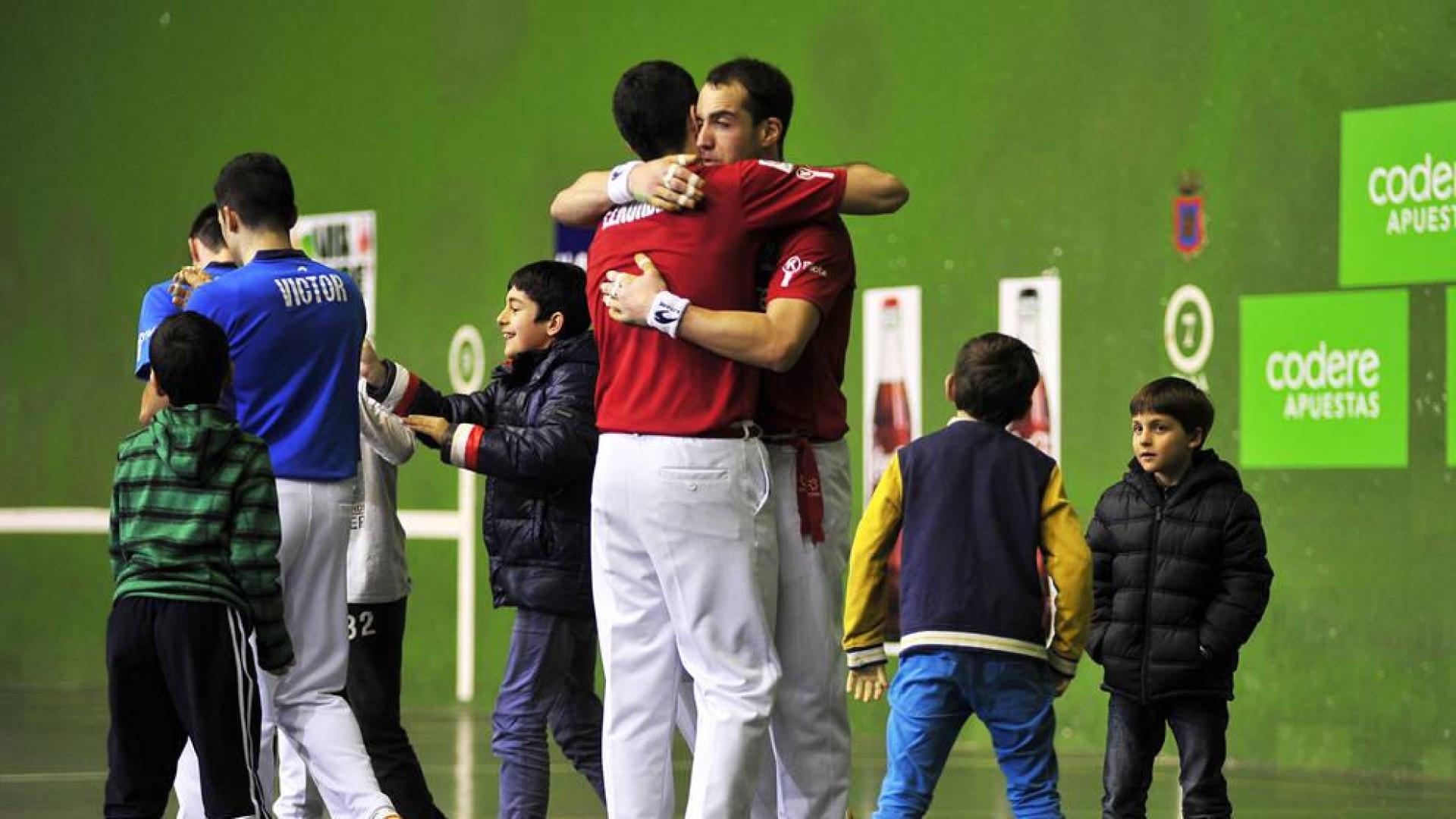 Los pelotaris de Aspe, con Merino