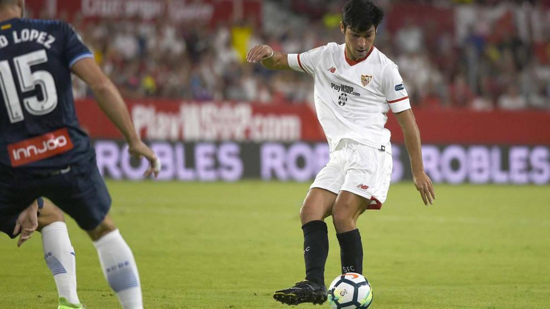 Las encendidas protestas de la afición del Sevilla tras la salida de Borja Lasso
