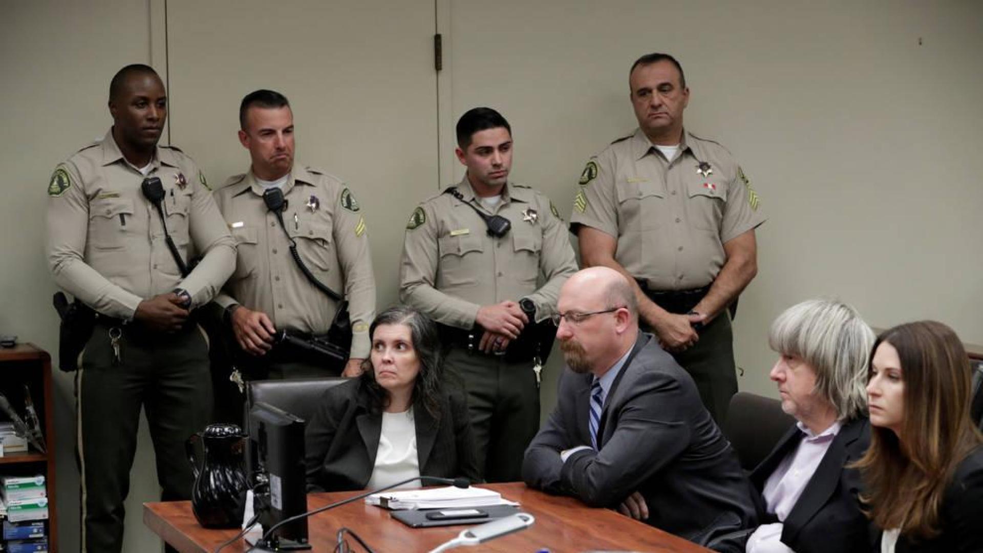 Los padres de los 13 hijos confinados en California se declaran inocentes