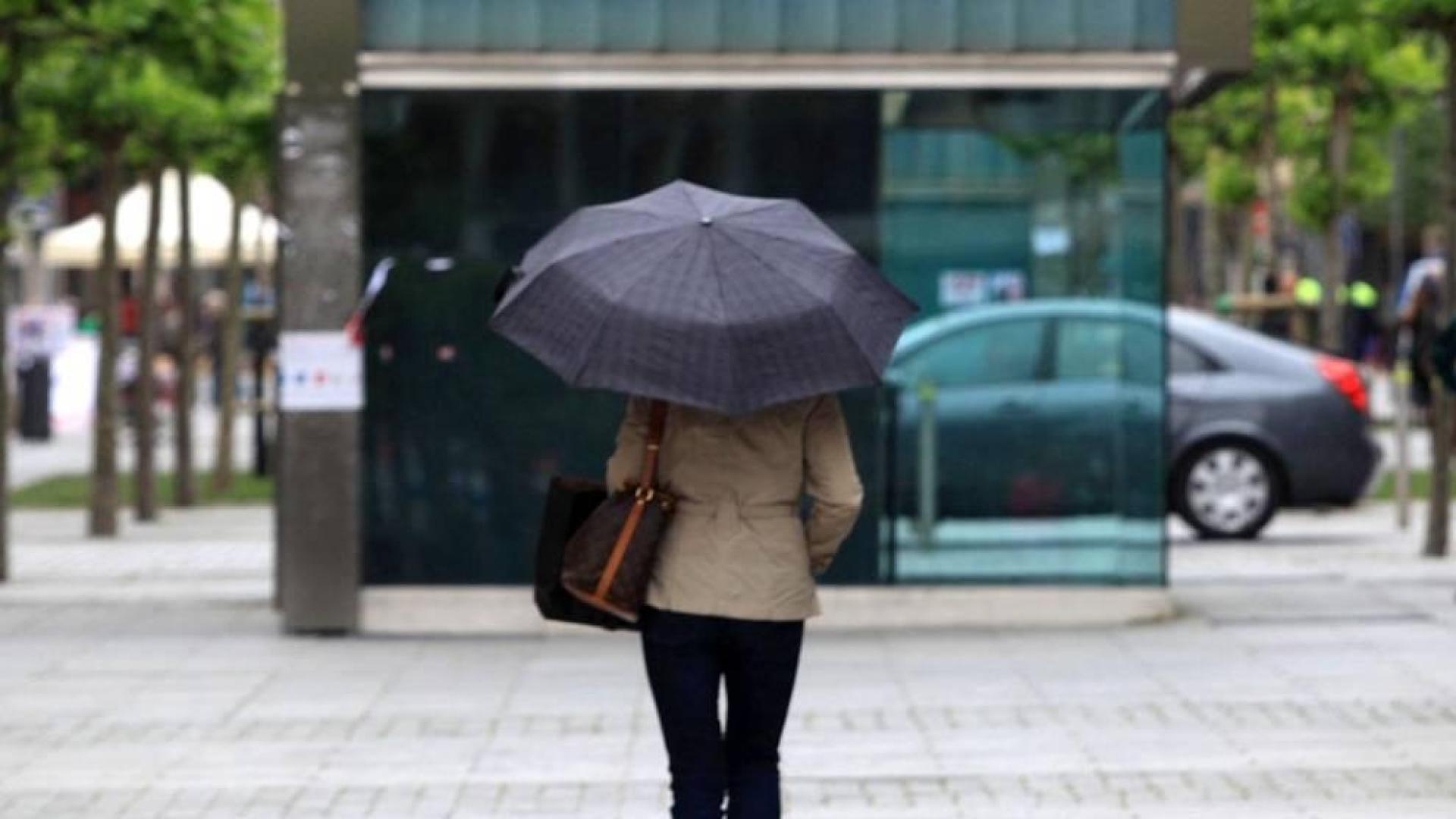 Los abrigos y los paragüas han vuelto a las calles de Pamplona después del breve periodo de calor vivido hace unos días.