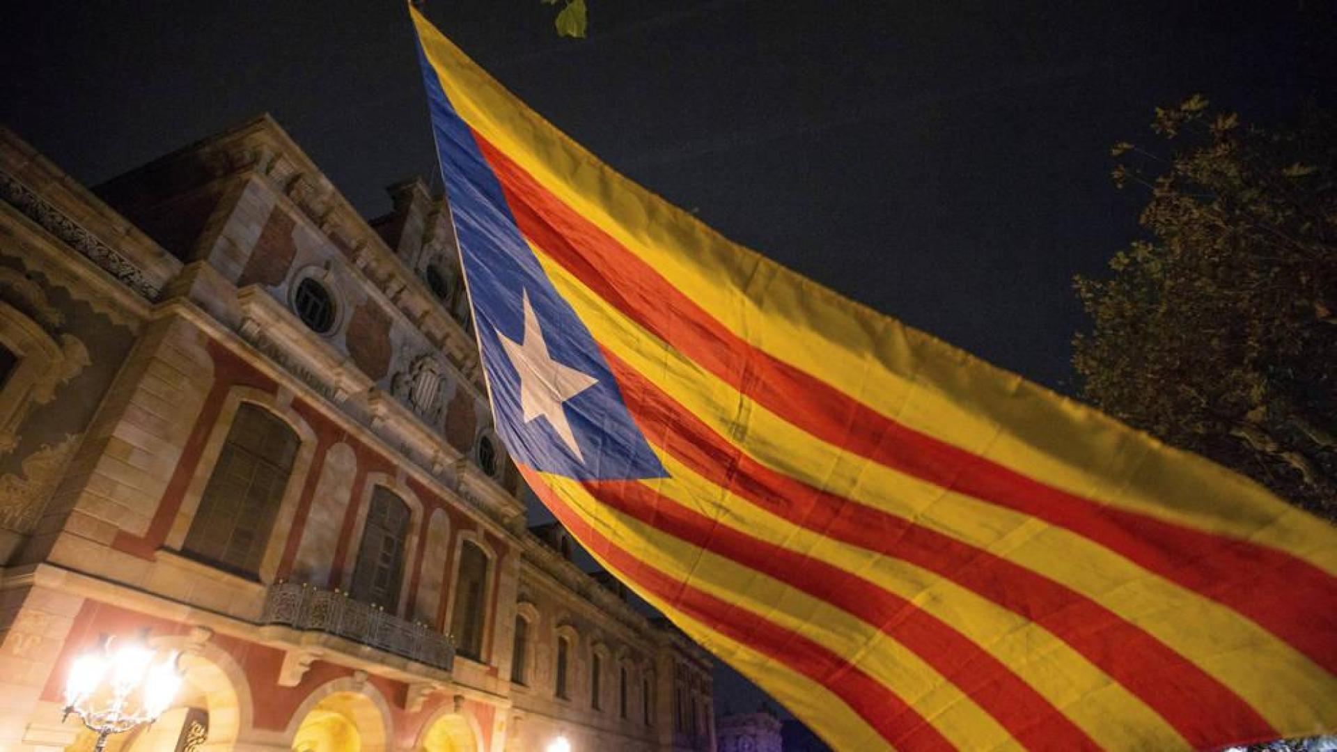 Miles de personas piden frente al Parlament la libertad de los "presos políticos"