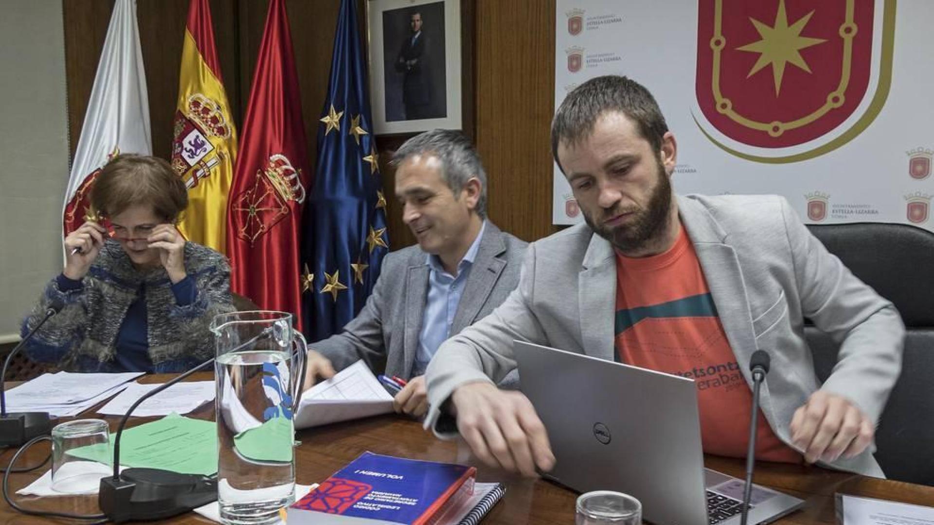 Begoña Ganuza, el secretario municipal y el alcalde Koldo Leoz en el inicio del pleno de ayer.