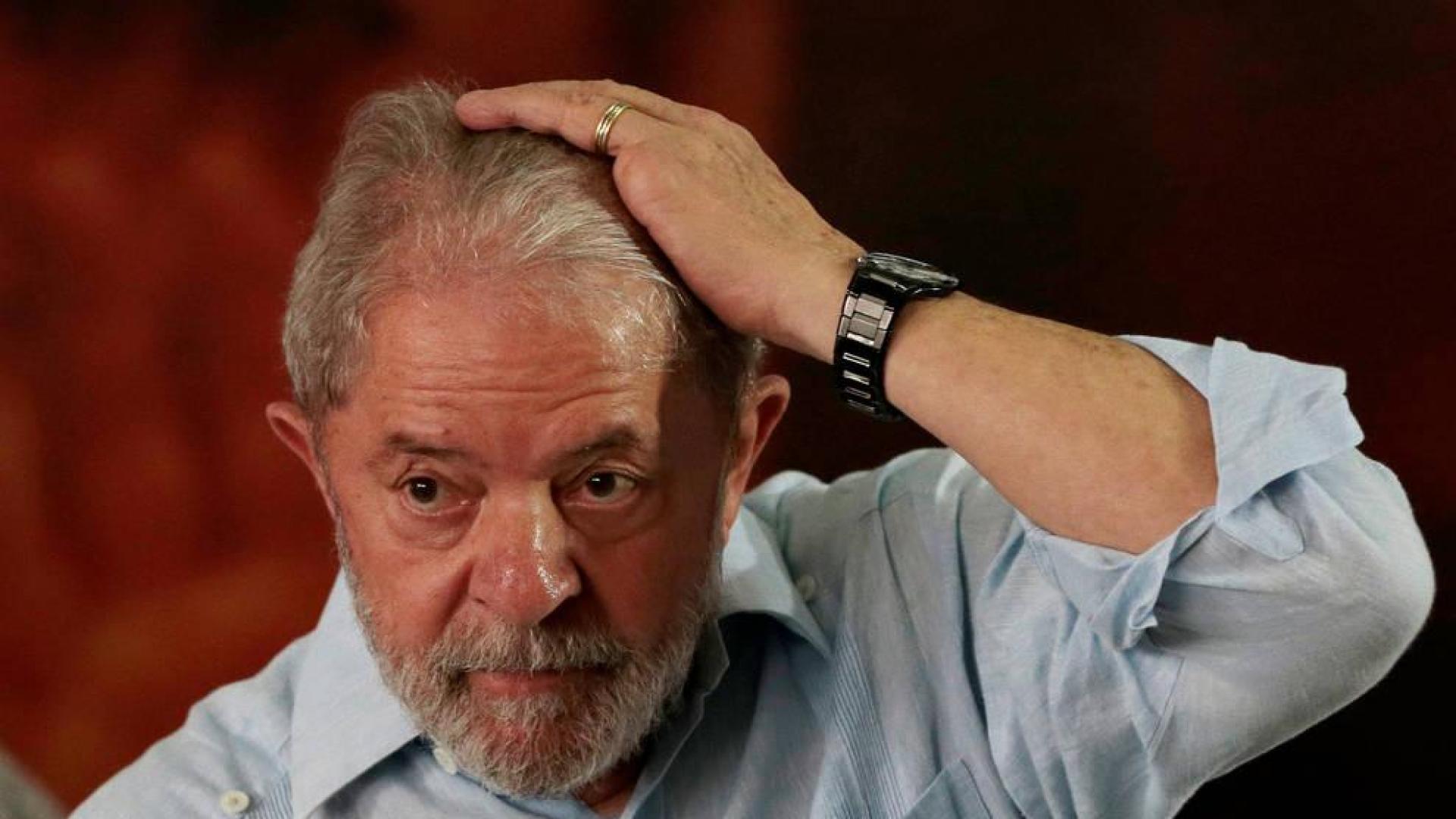 Lula entrega su pasaporte después de que se le prohibiese salir de Brasil
