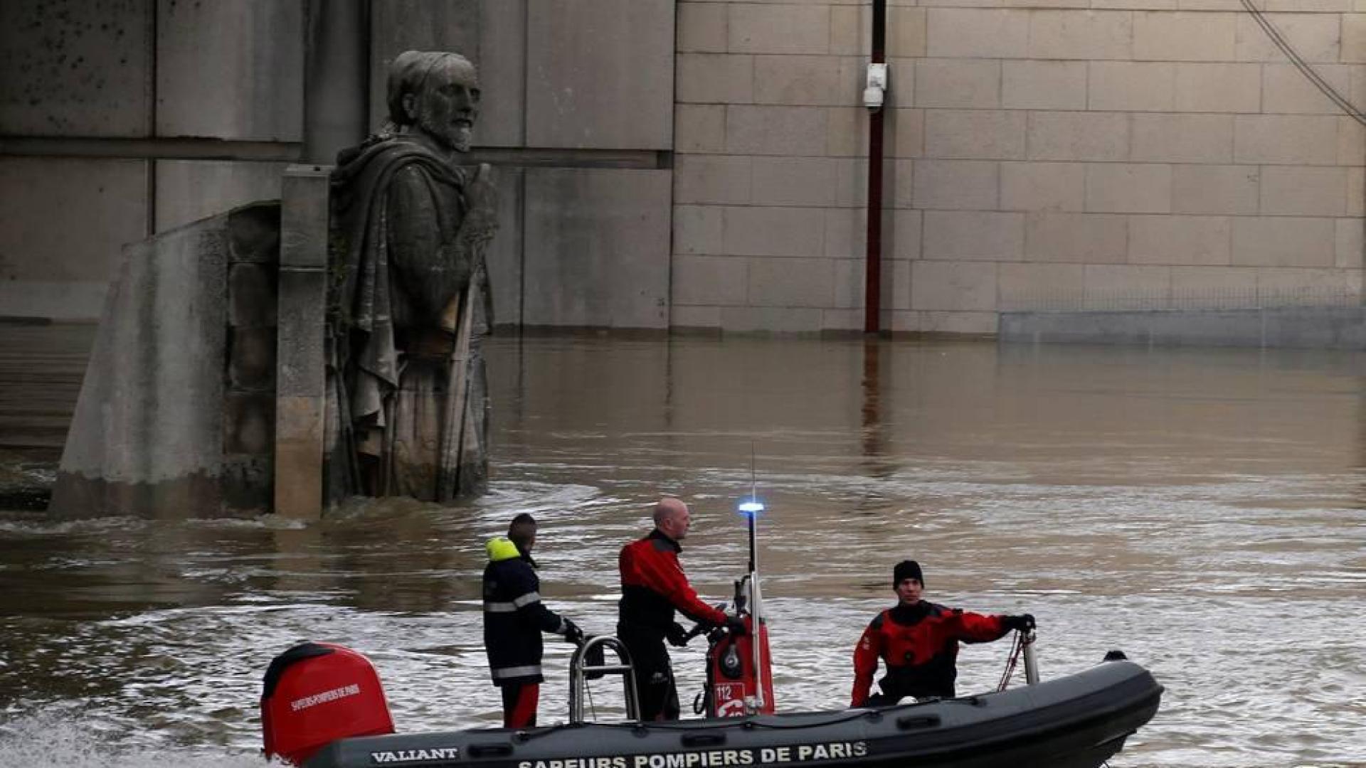 El caudal ha crecido en algunos puntos más de seis metros y ha obligado a evacuar a 1.500 personas y cerrar los sótanos del Museo del Louvre