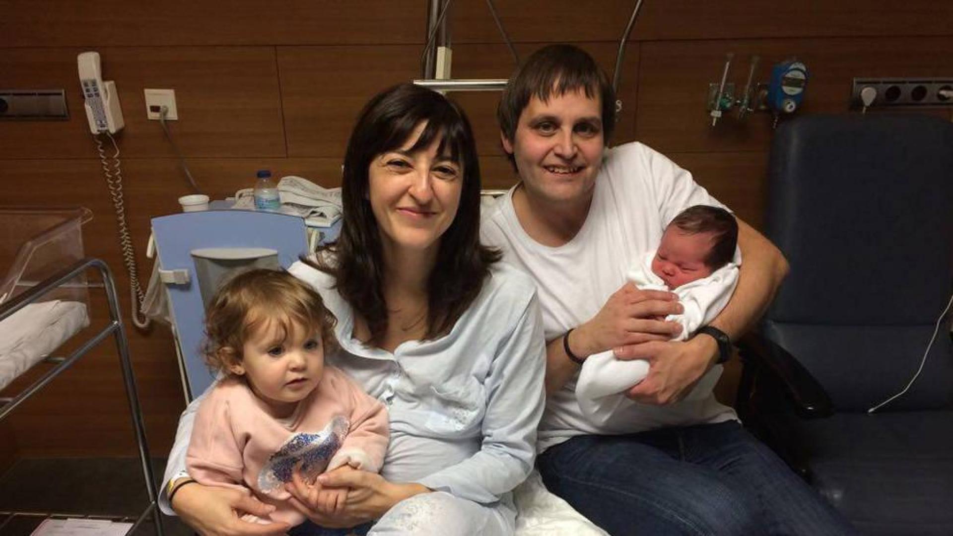 Los permisos de paternidad ya casi igualan a los de maternidad en Navarra