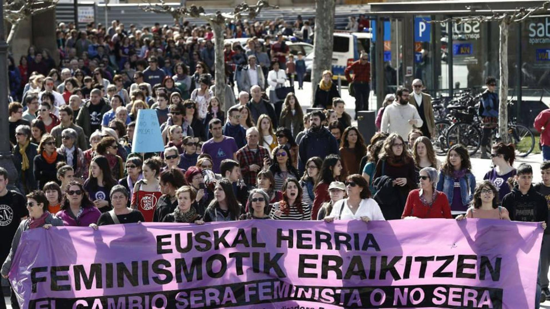 Pancarta de cabecera de la manifestación que han realizado cientos de personas, en Pamplona, con motivo del Día Internacional de la Mujer.