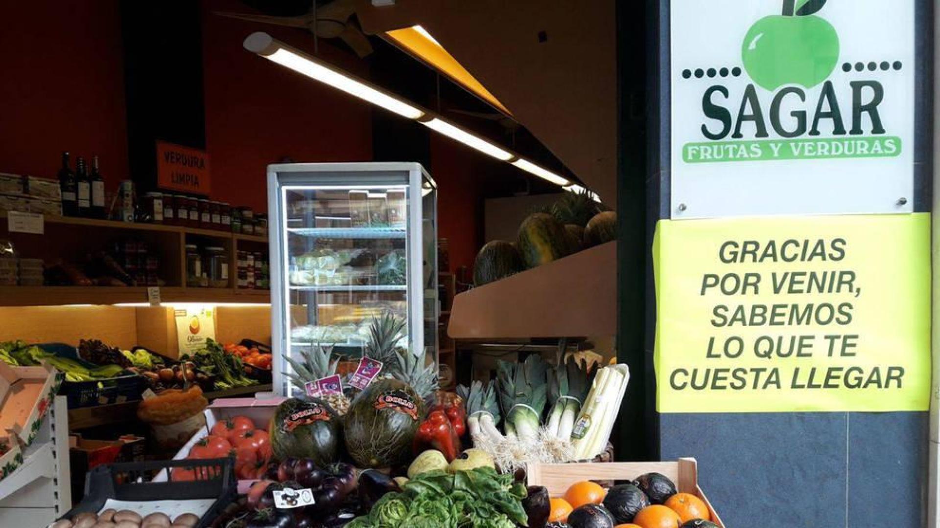 El comercio de Pamplona “empapela” sus escaparates contra la amabilización