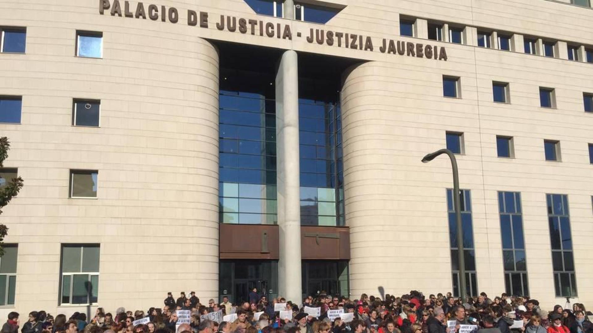 Concentración contra la violencia machista en la puerta de los juzgados
