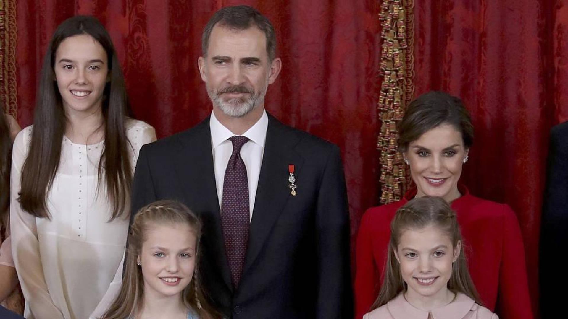 Una niña navarra en la entrega del Toisón de Oro a la Princesa Leonor