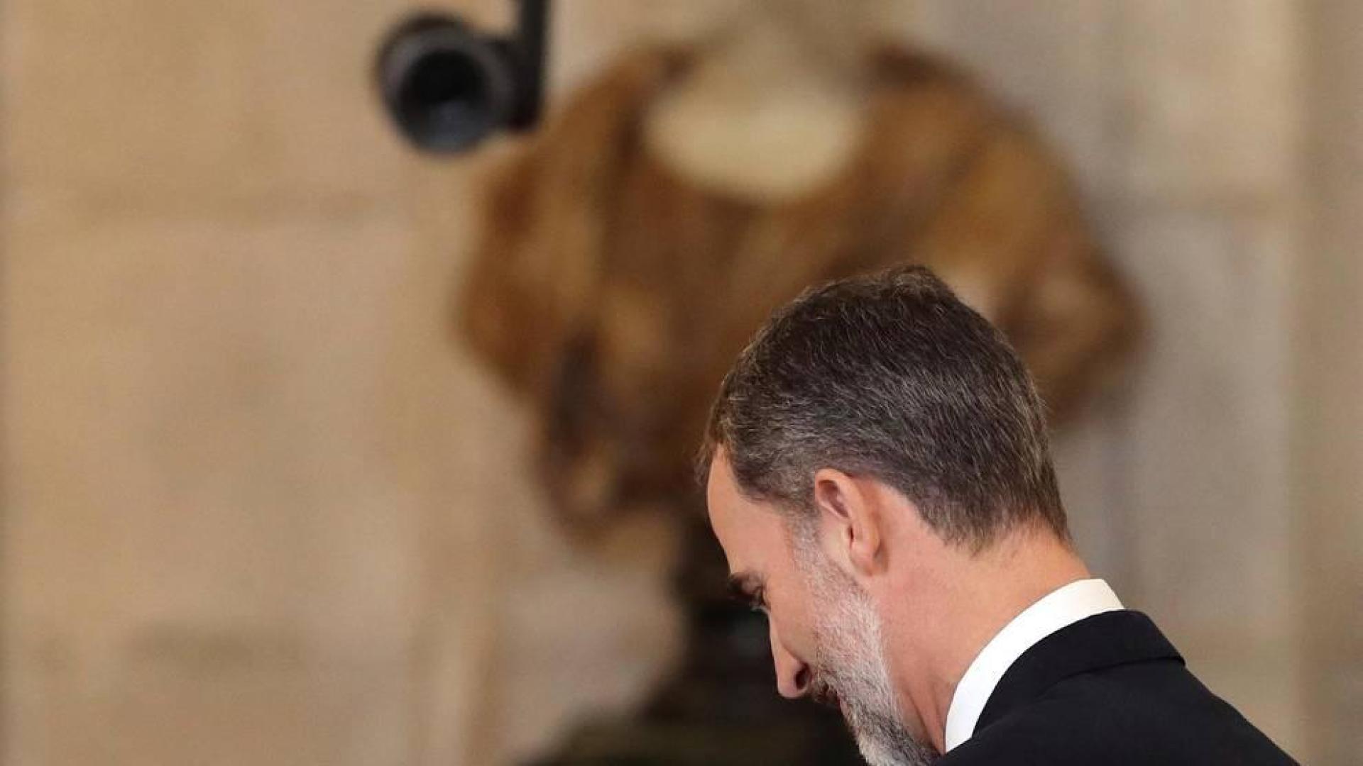 El Rey Felipe VI ha entregado este martes el Collar de la Insigne Orden del Toisón de Oro a la heredera de la Corona, la Princesa de Asturias, subrayando ante ella las "exigencias" y responsabilidades que implica su condición.