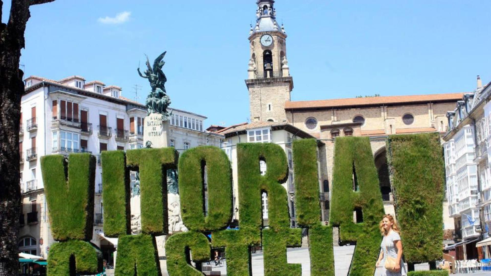 Vitoria: Aldea, villa, ciudad, sede episcopal y capital política