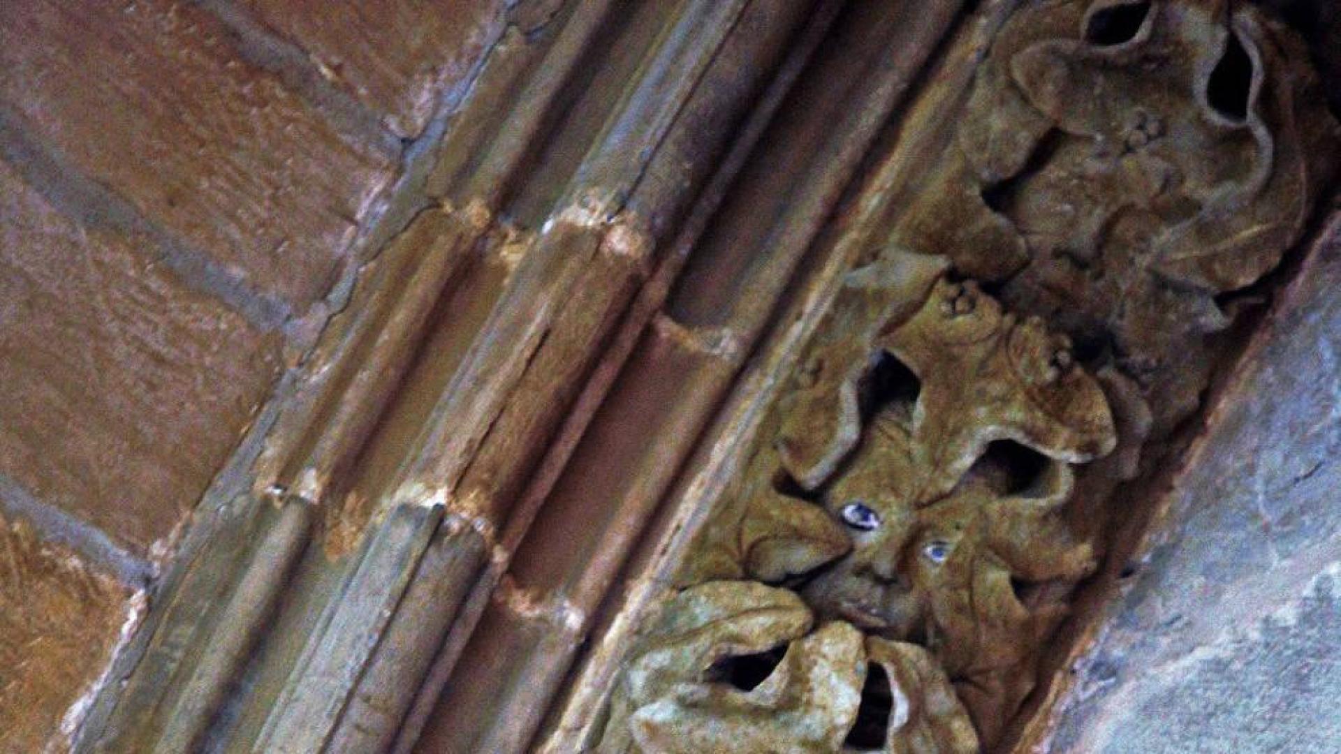 La Catedral de Pamplona tiene hombres verdes