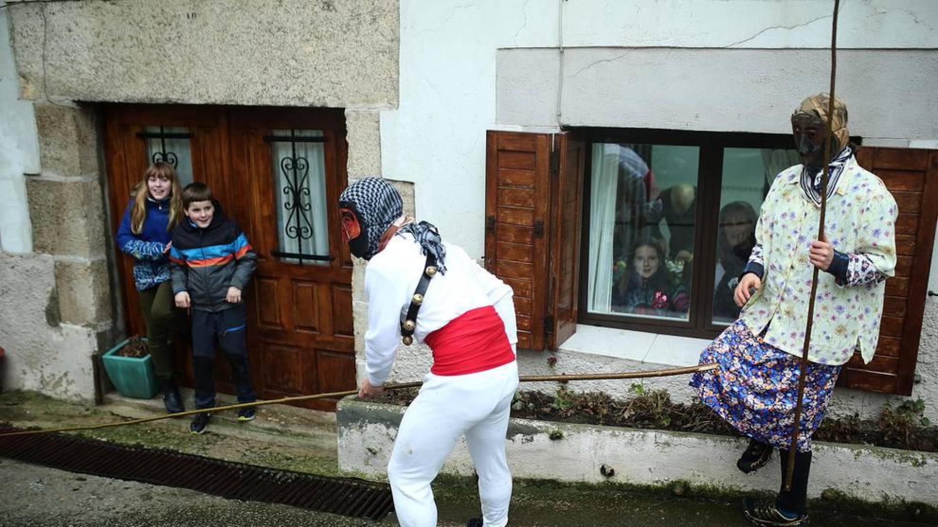 Imágenes de los 'mamuxarroak' corriendo por las calles del pueblo.