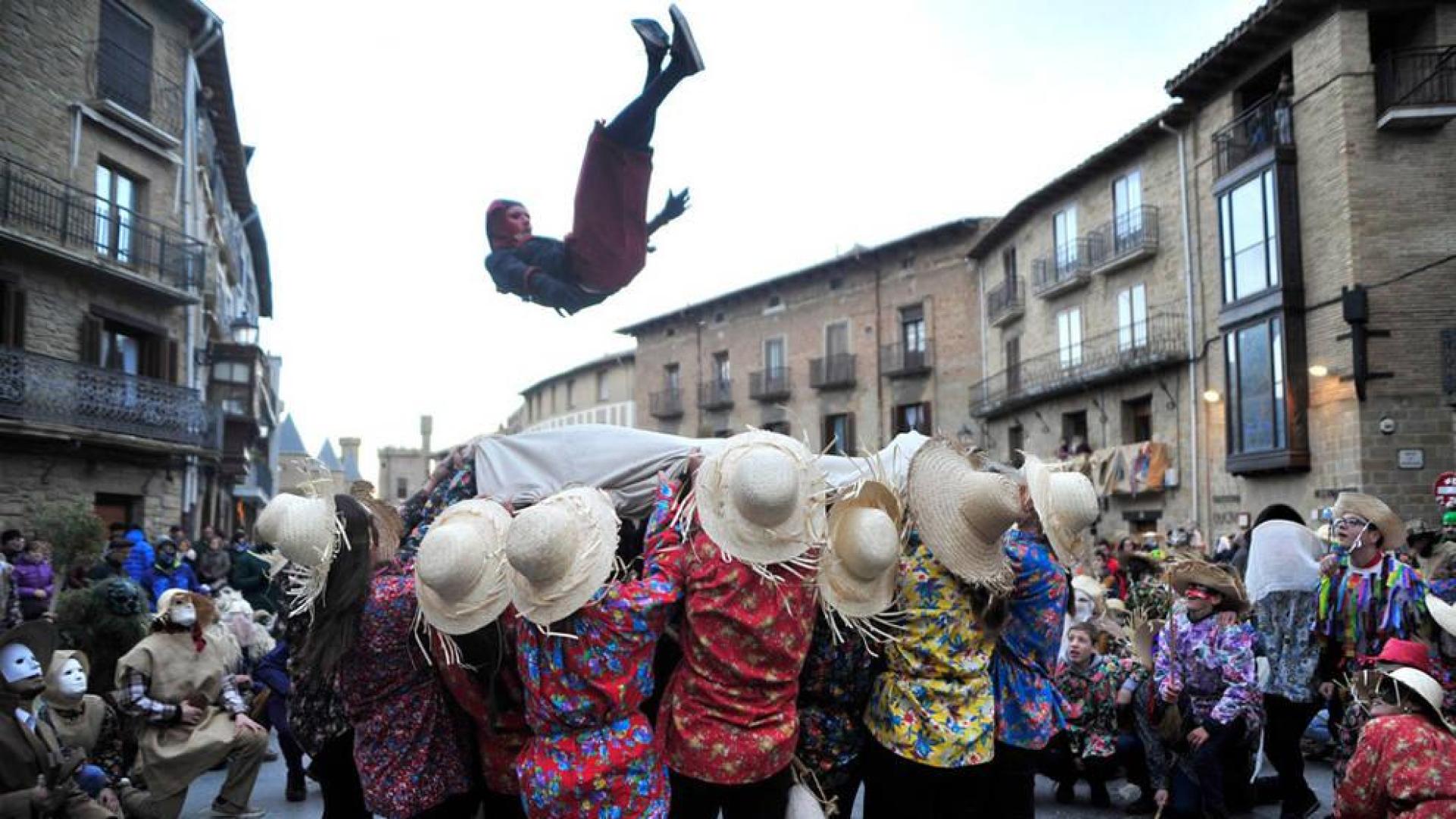 El carnaval tiñe de color la Zona Media