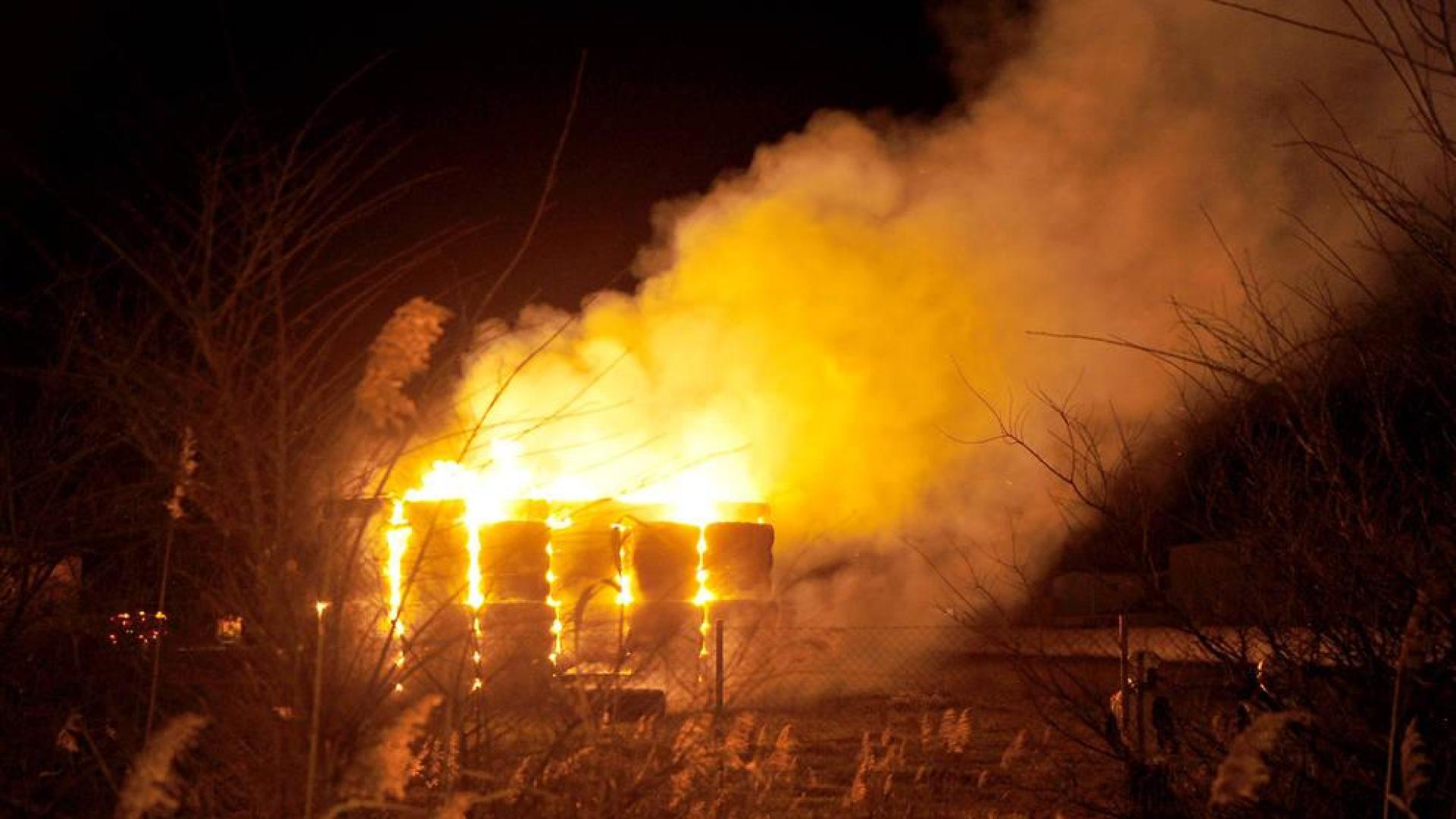 Los bomberos asisten un incendio de una pajera en Peralta