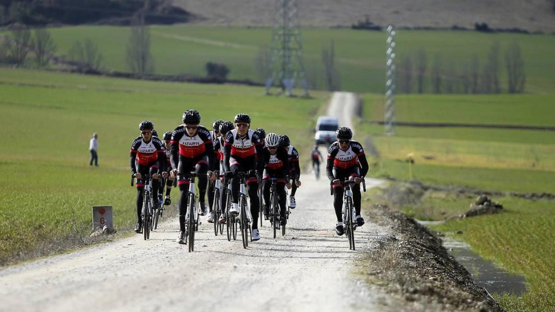 Los ciclistas del equipo Lizarte degustan el 'Sterrato'