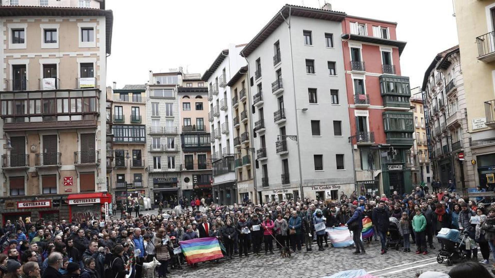 Una concentración en Pamplona recuerda a Ekai y critica la "transfobia social"