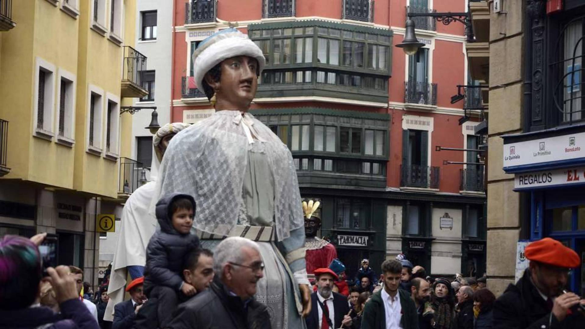 Imágenes del recorrido de los gigantes y cabezudos de Pamplona por San Saturnino
