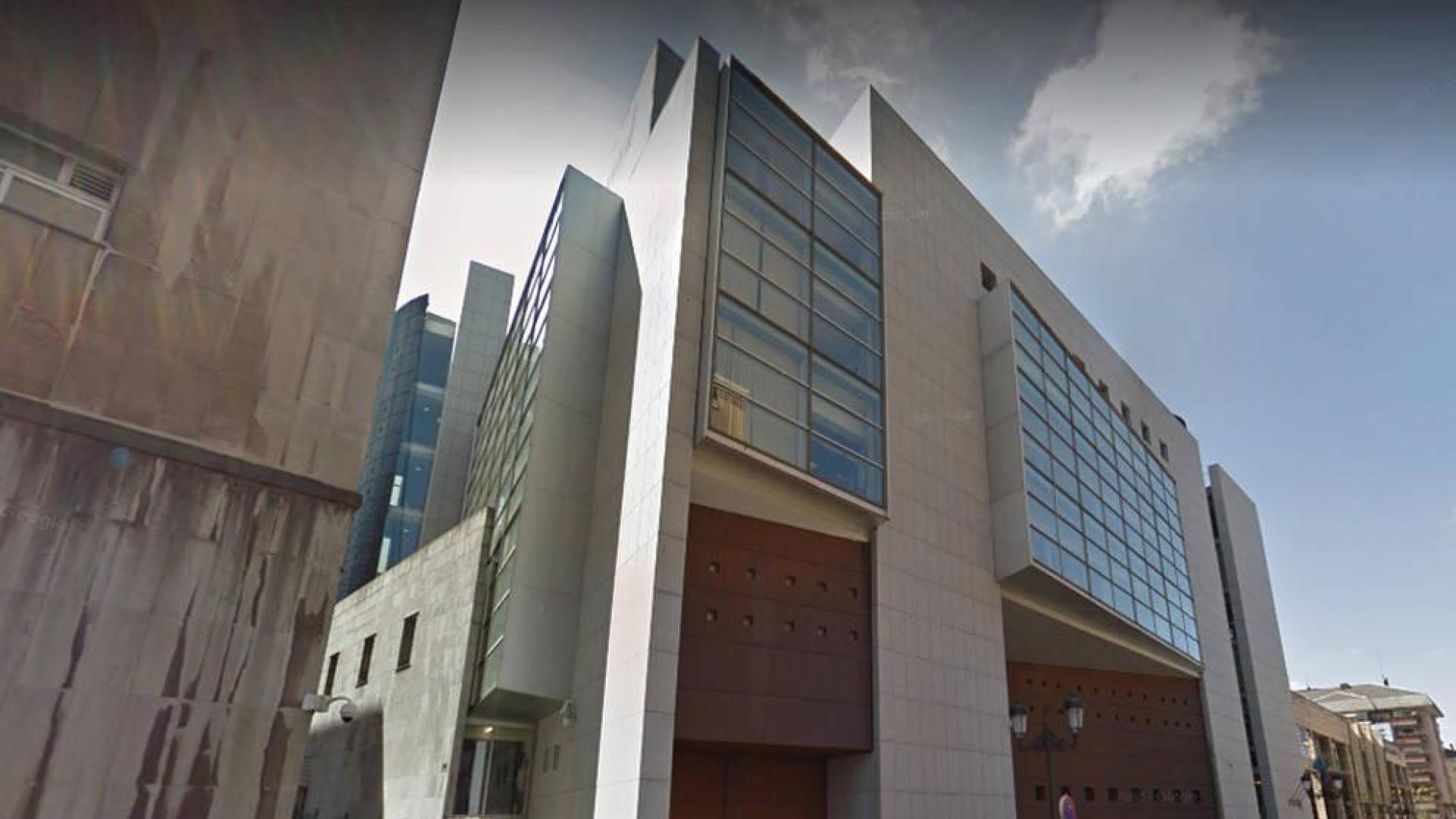 Piden prisión para una mujer por maltratar y estafar a su marido, 41 años mayor