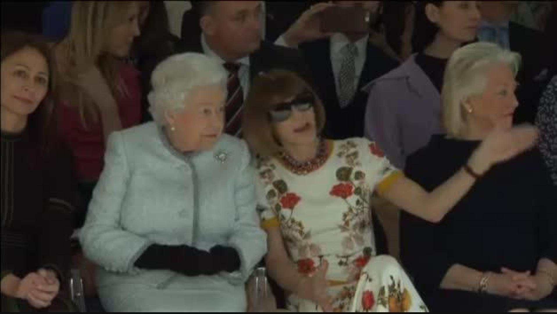 Isabel II asiste al desfile de cierre de la Semana de la Moda de Londres