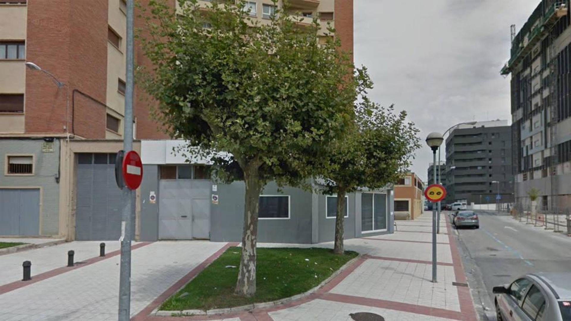 Daños en varios locales tras reventar una tubería en la calle Bardenas Reales