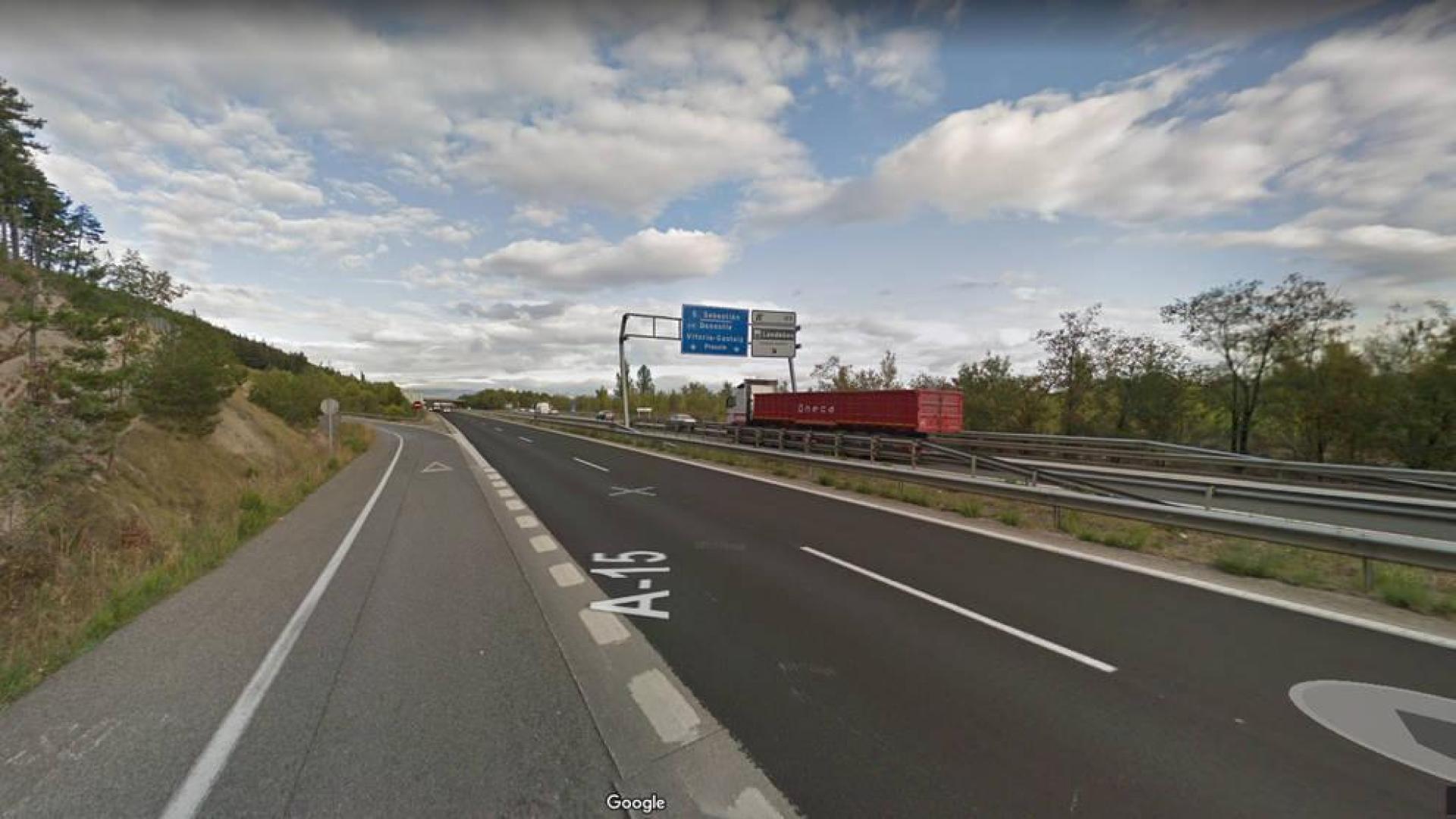 Una persona herida grave en una colisión entre coche y moto en la A-15, en Zizur