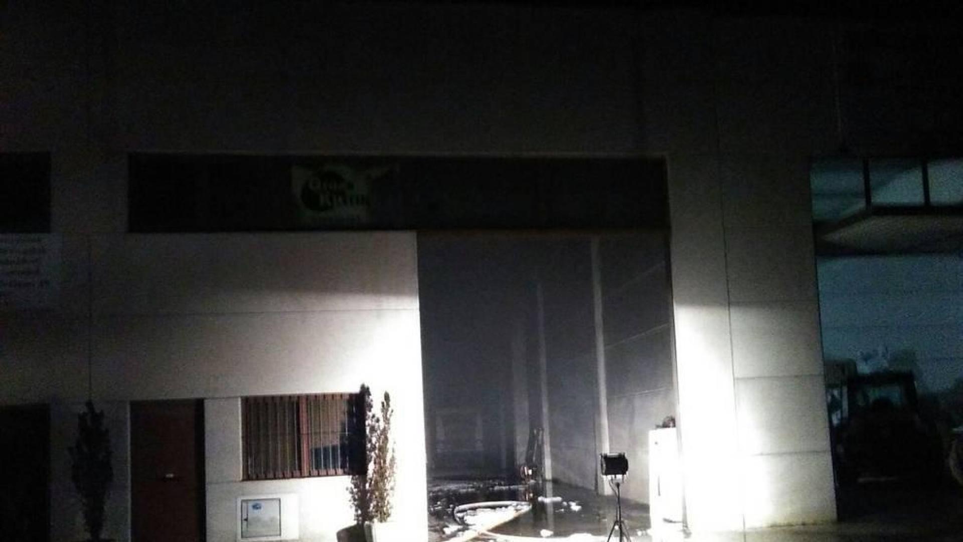 Dos coches ardiendo causan un incendio en un polígono industrial de Alsasua