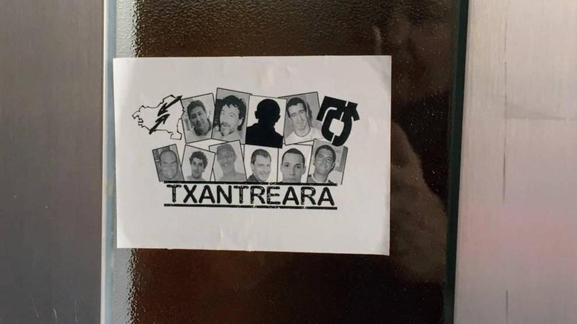 Una pegatina con la foto del asesino de Tomás Caballero, en un edificio municipal