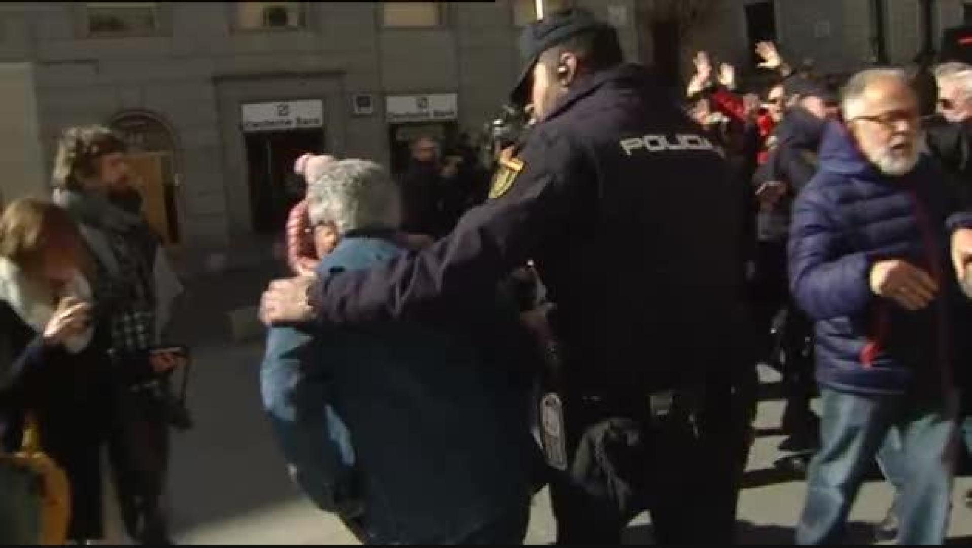 Miles de pensionistas saltan el cordón policial y bloquean las puertas del Congreso