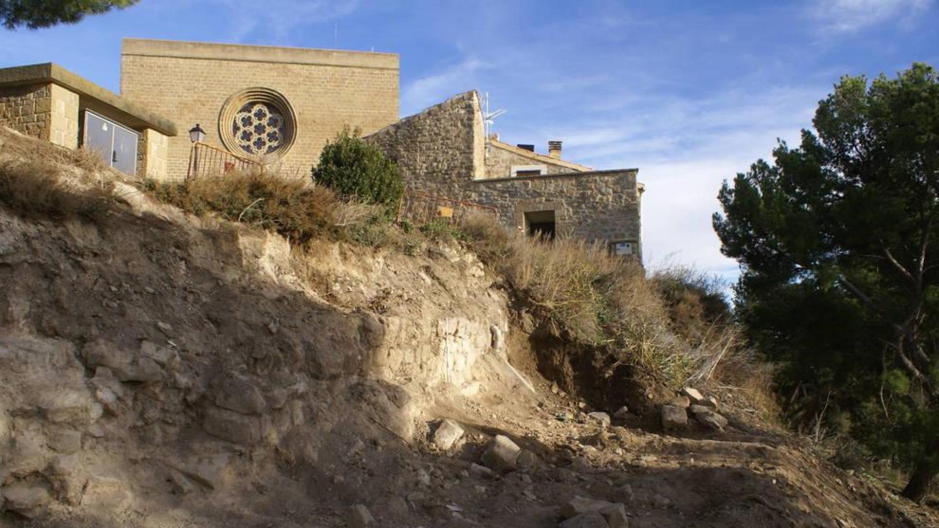 Sale a la luz parte de la muralla de la ladera sur del Cerco de Artajona