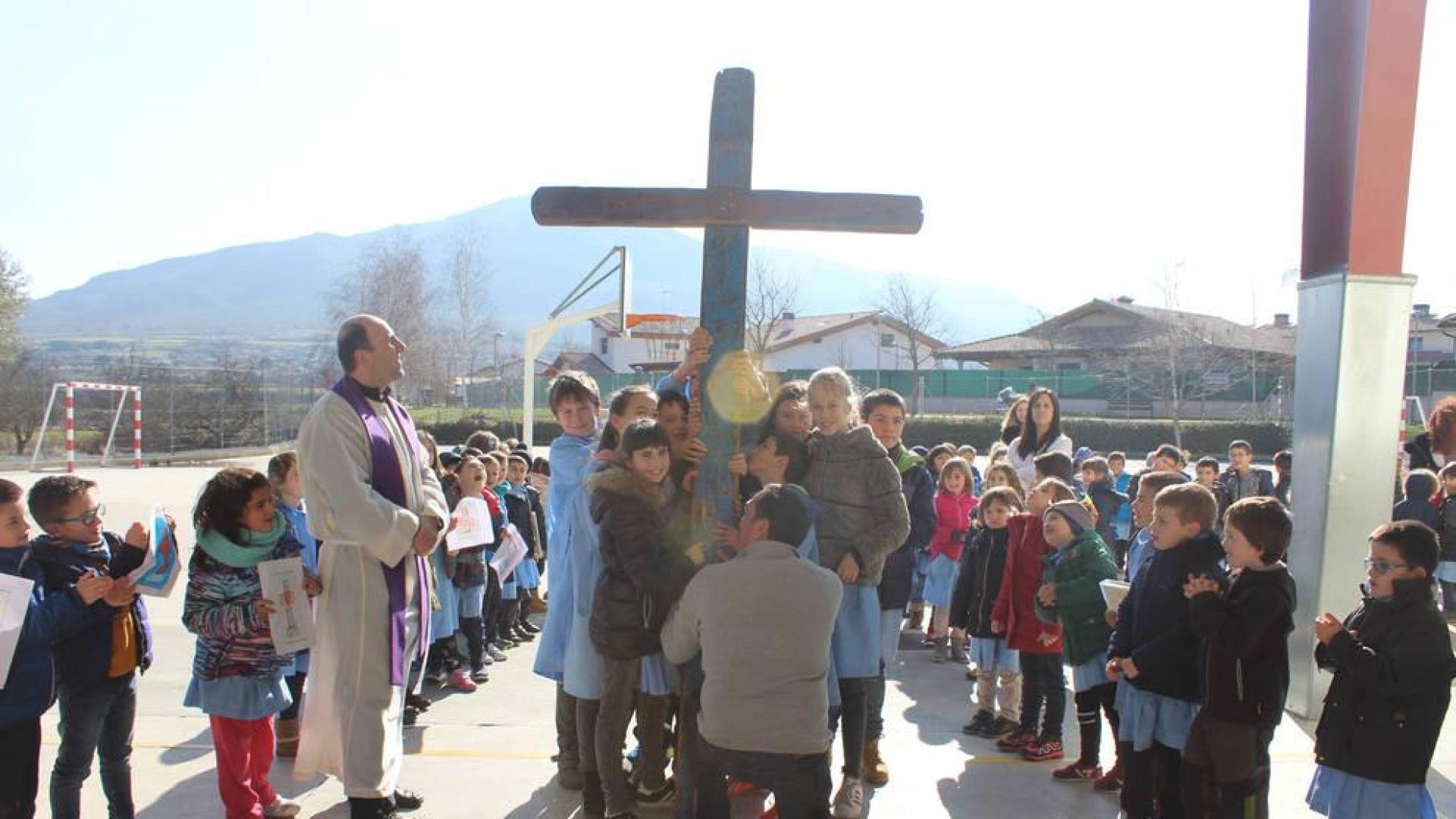 Parada escolar para la Cruz de Lampedusa