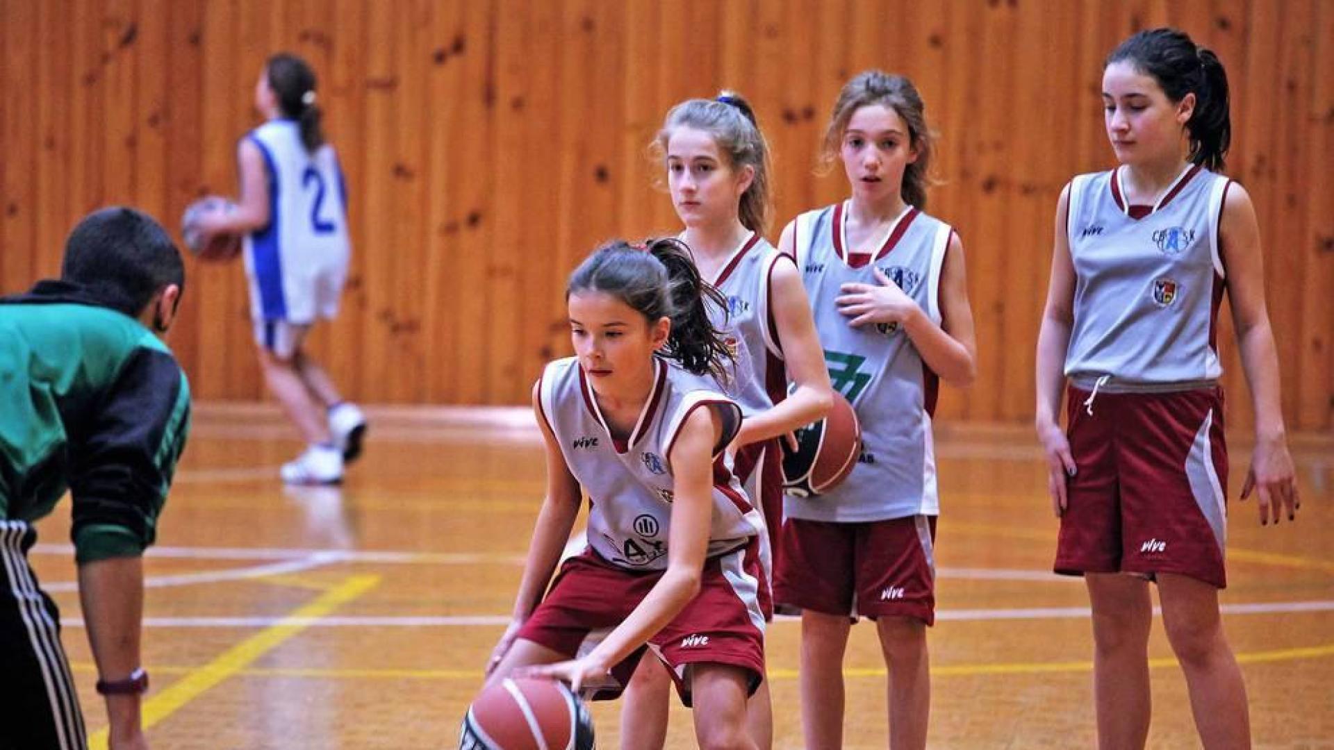Imágenes de chicos y chicas que juegan a este deporte en equipos de la Comunidad foral.