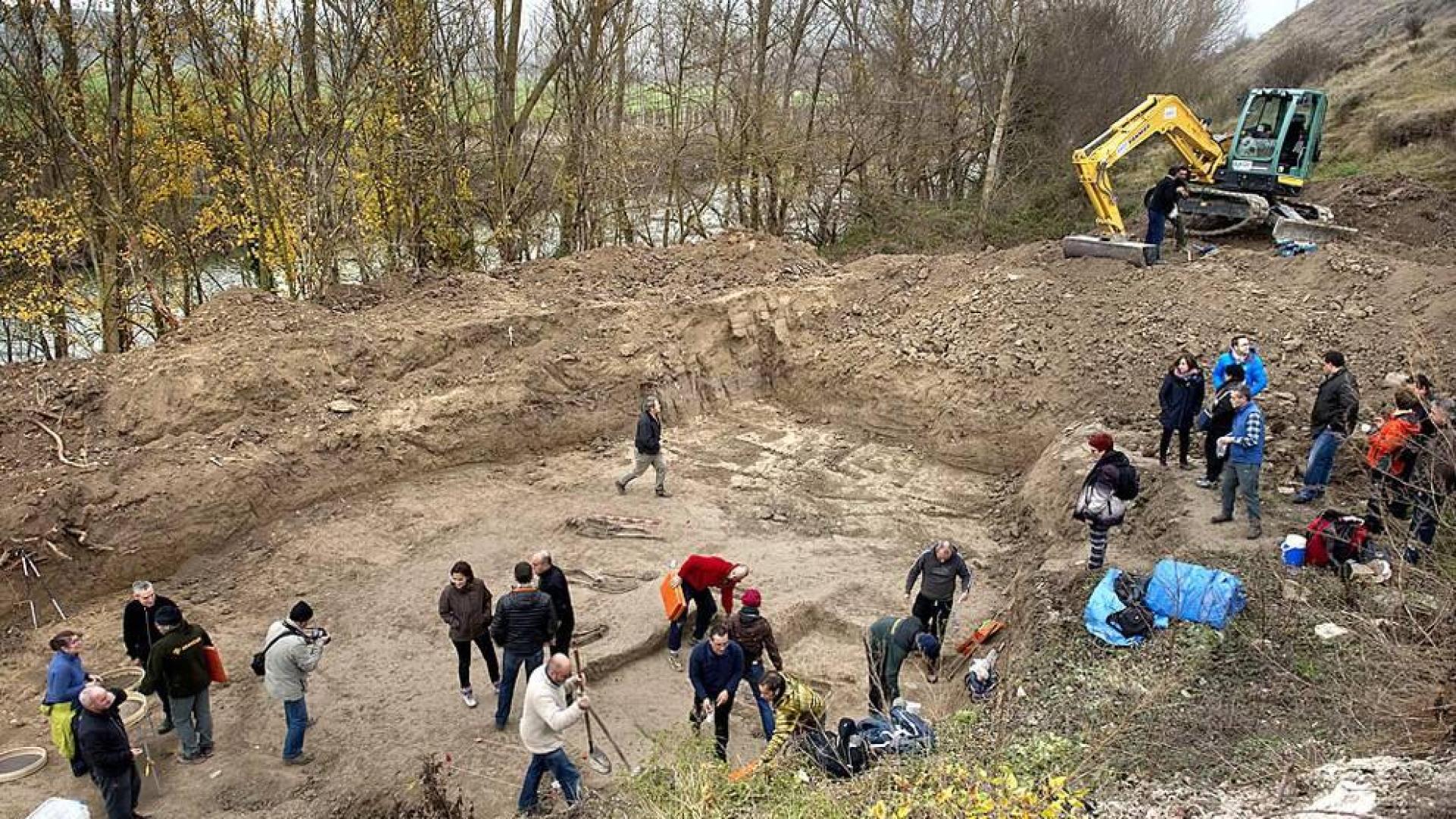 Representantes del Gobierno de Navarra, del sindicato UGT y del PSN han visitado los trabajos de localización y exhumación de los restos mortales de personas asesinadas tras el golpe militar de 1936 y enterradas en el paraje de las Tres Cruces.